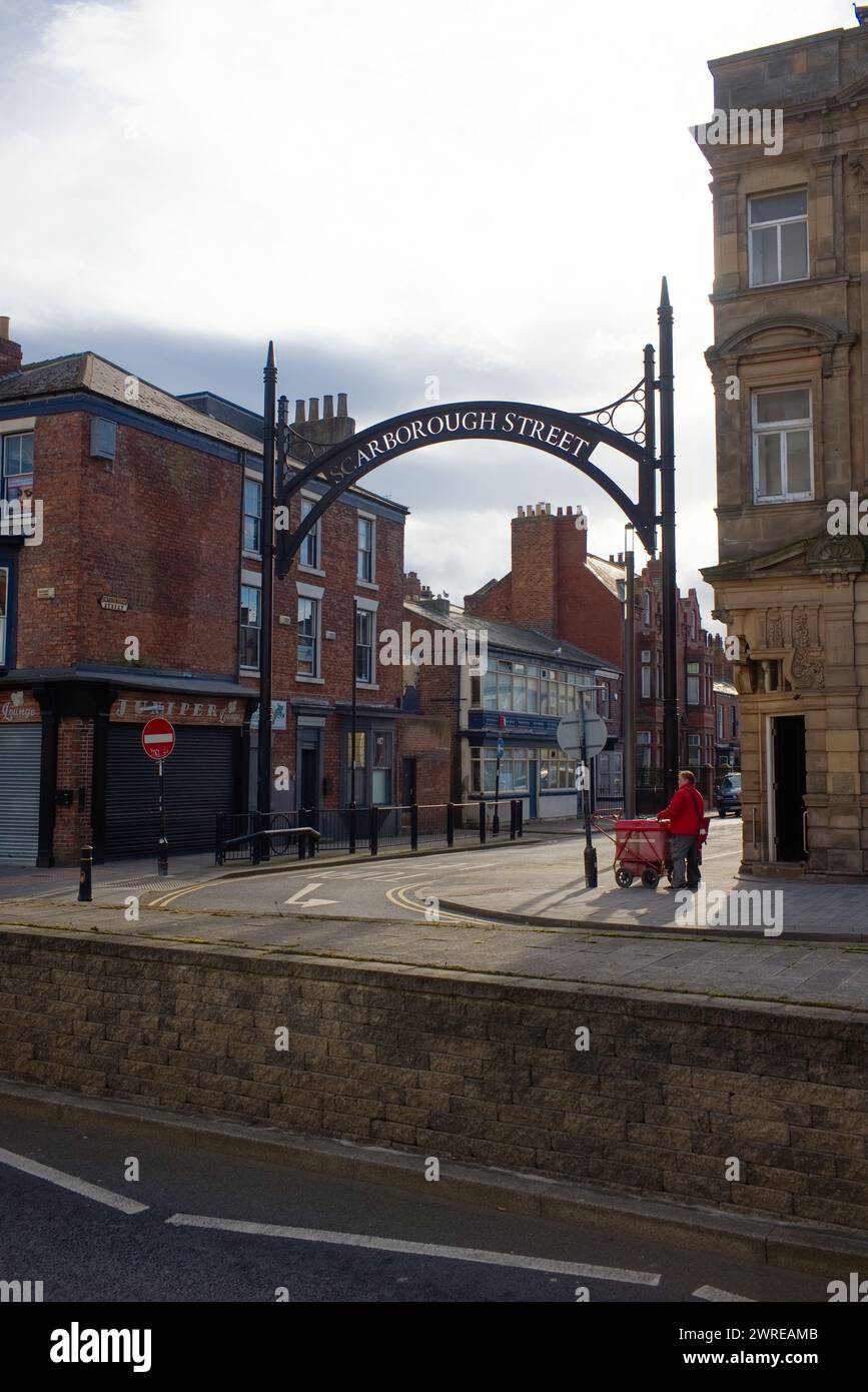 Scarborough Street ad Hartlepool con postazioni e carrello per consegne Foto Stock
