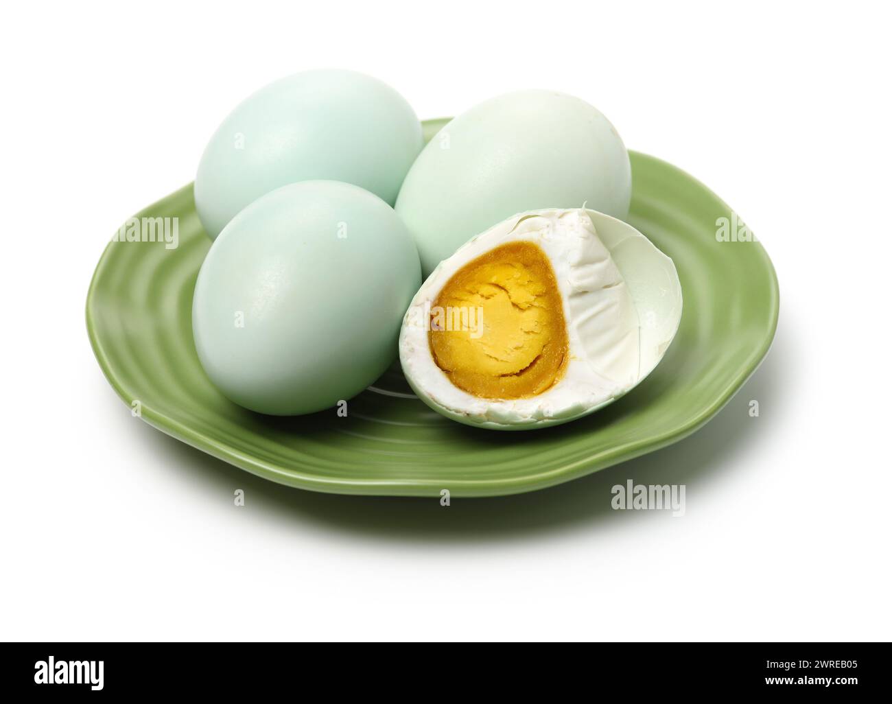 Uova d'anatra salate su sfondo bianco Foto Stock