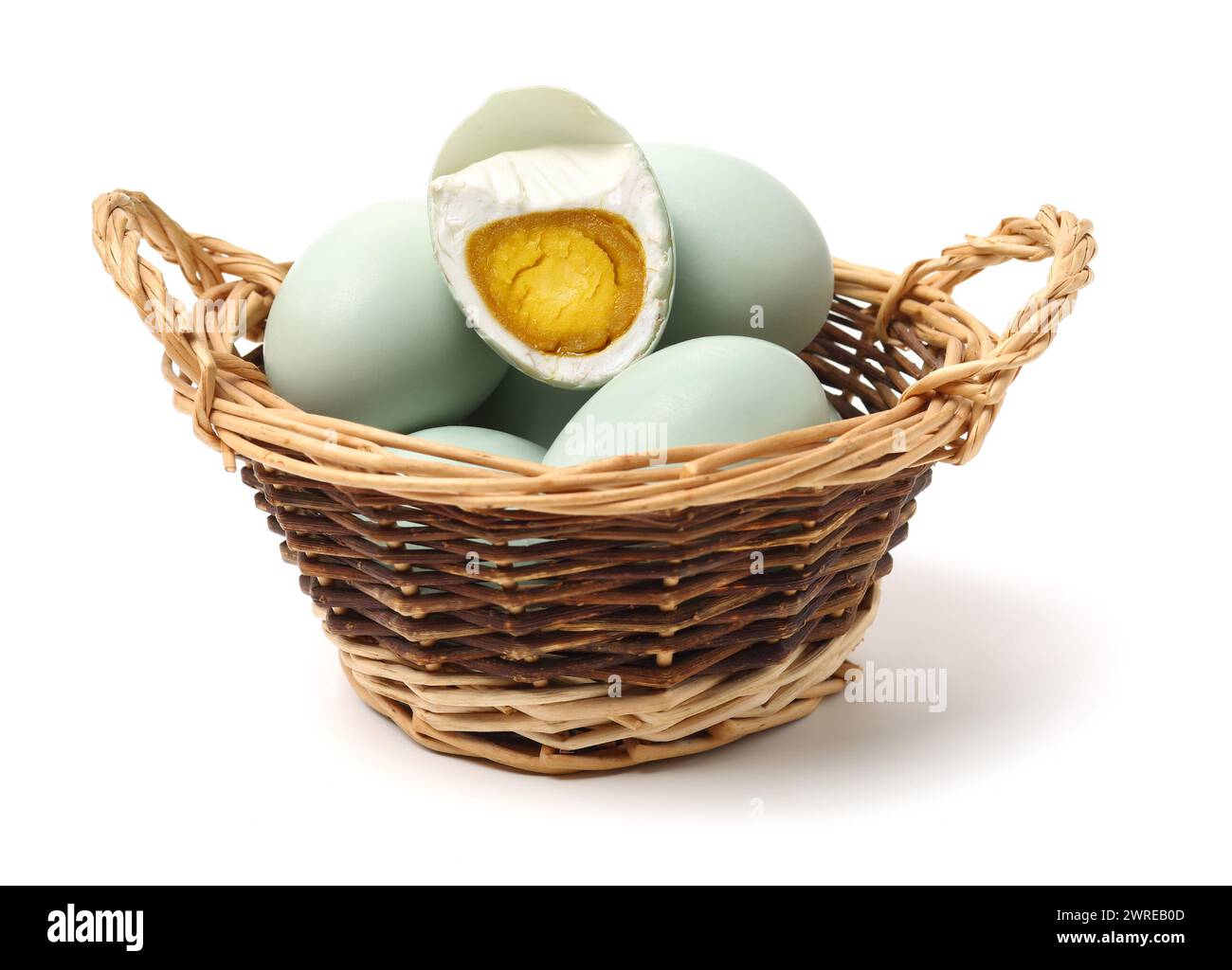 Uova d'anatra salate su sfondo bianco Foto Stock