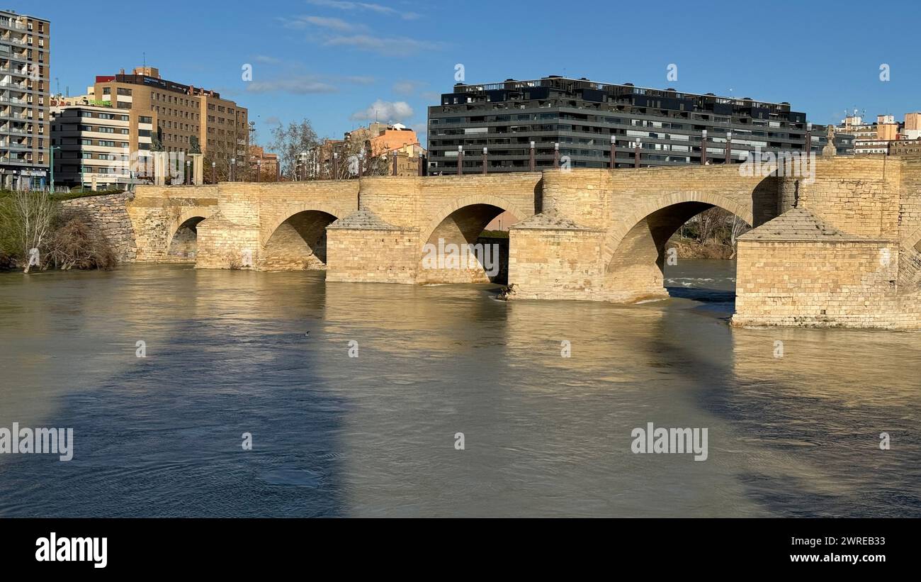 ponte sull'Ebro a Saragozza Foto Stock