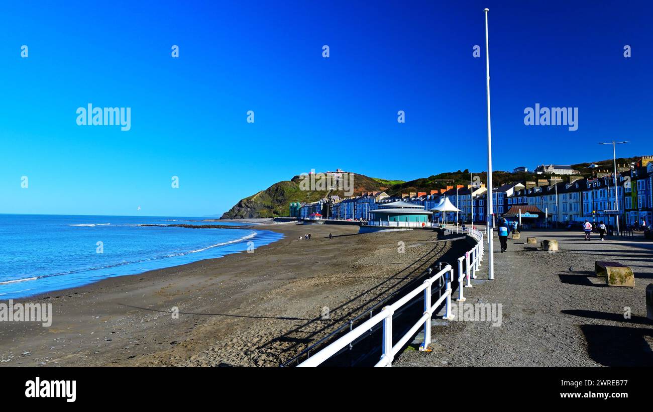 La spiaggia e la passeggiata di Aberystwyth Dyfed WALES UK Foto Stock