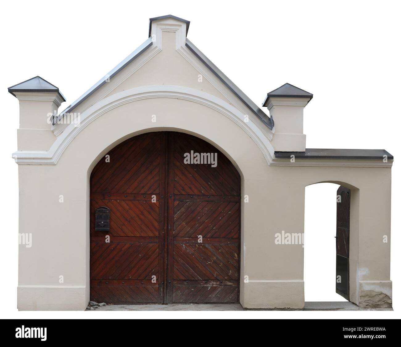 Antico cancello in pietra con porte ad arco in legno. Isolato su bianco Foto Stock