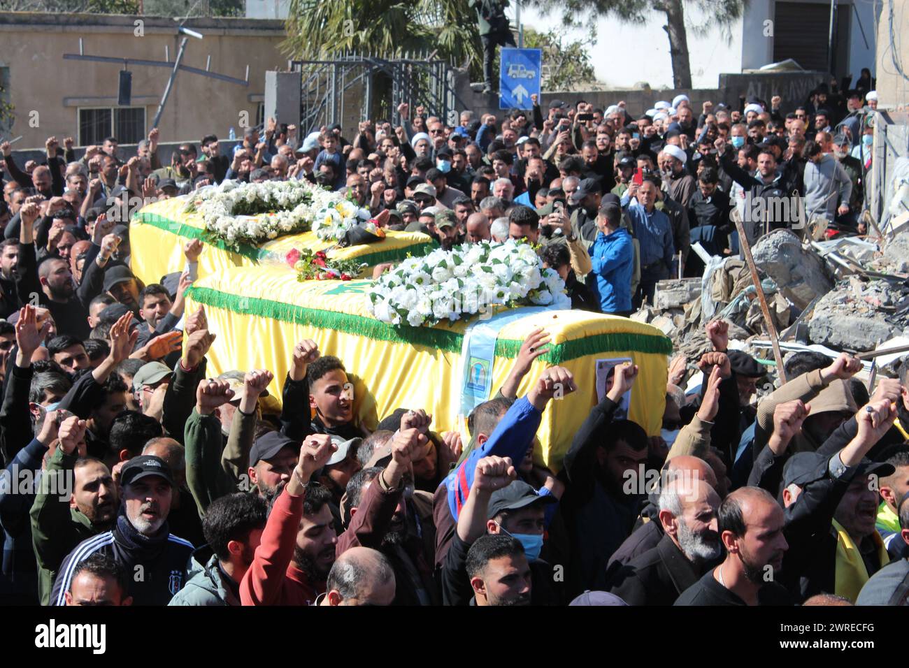 Blida, Libano. 11 marzo 2024. Le persone partecipano a una processione funebre per quattro membri di una famiglia uccisi in un attacco aereo israeliano a Blida, nel sud del Libano, 11 marzo 2024. Crediti: Taher Abu Hamdan/Xinhua/Alamy Live News Foto Stock