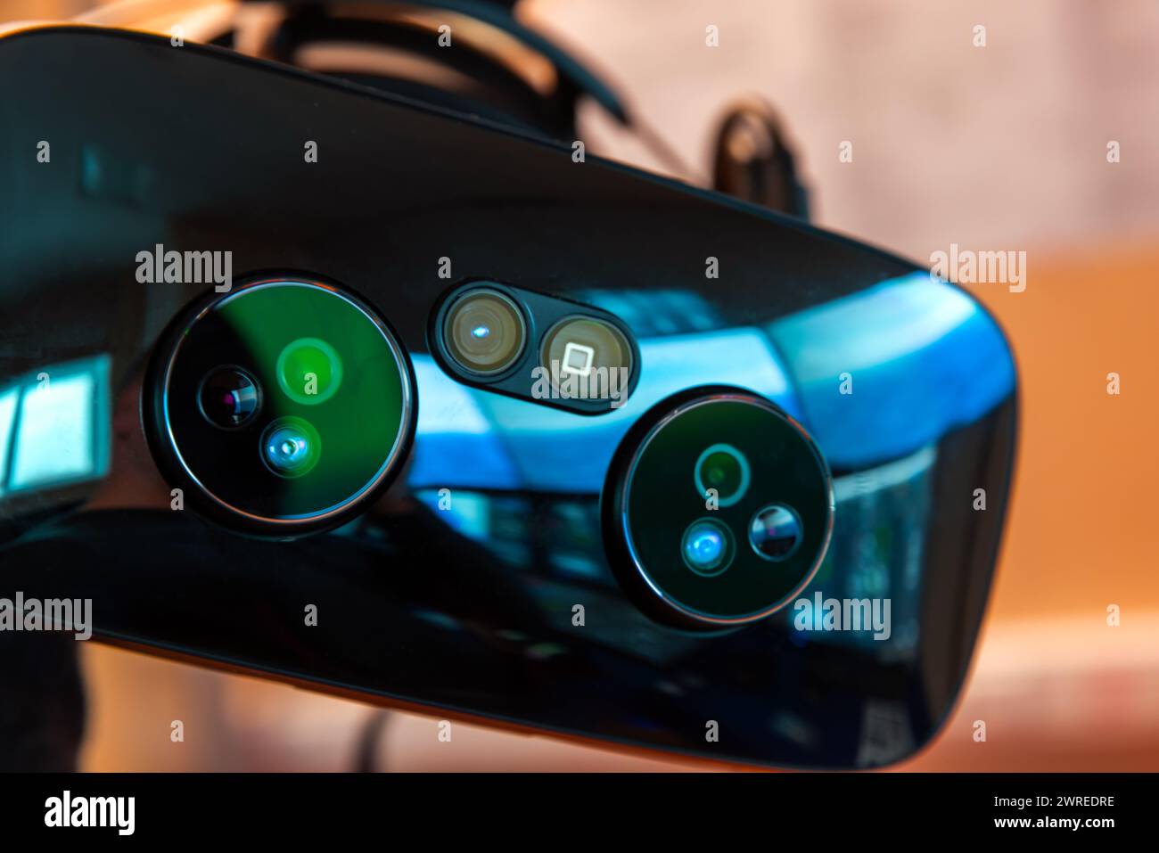 Visore VR nero brillante con fotocamere di realtà aumentata e sensori aggiuntivi, foto ravvicinate con messa a fuoco selettiva Foto Stock
