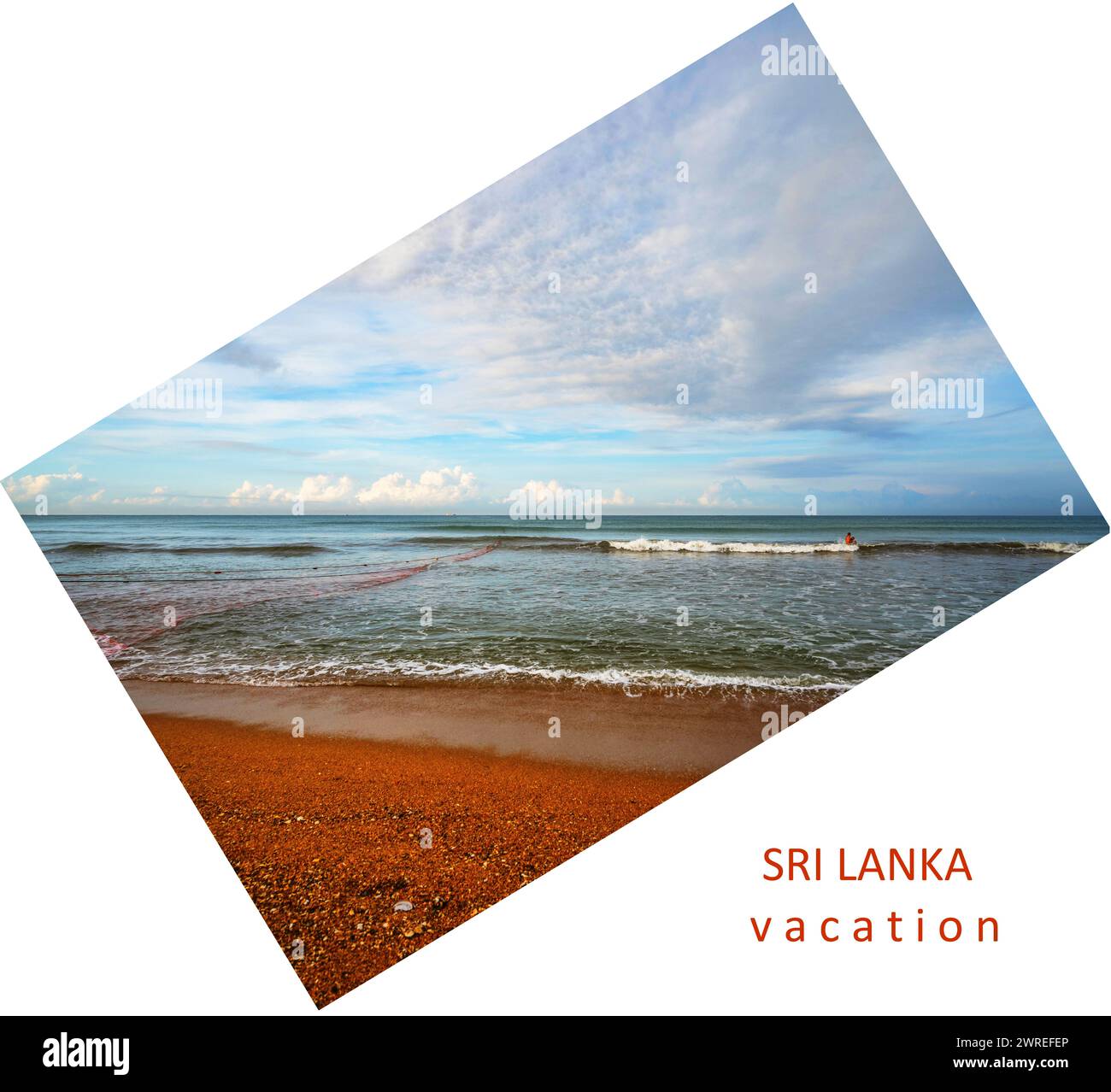 Vista della spiaggia e del mare ondulato con la rete di pescatori e l'uomo in mare. Iscrizione: Vacanza in Sri Lanka, tutto su sfondo bianco, la foto è girata in un angolo. Foto Stock