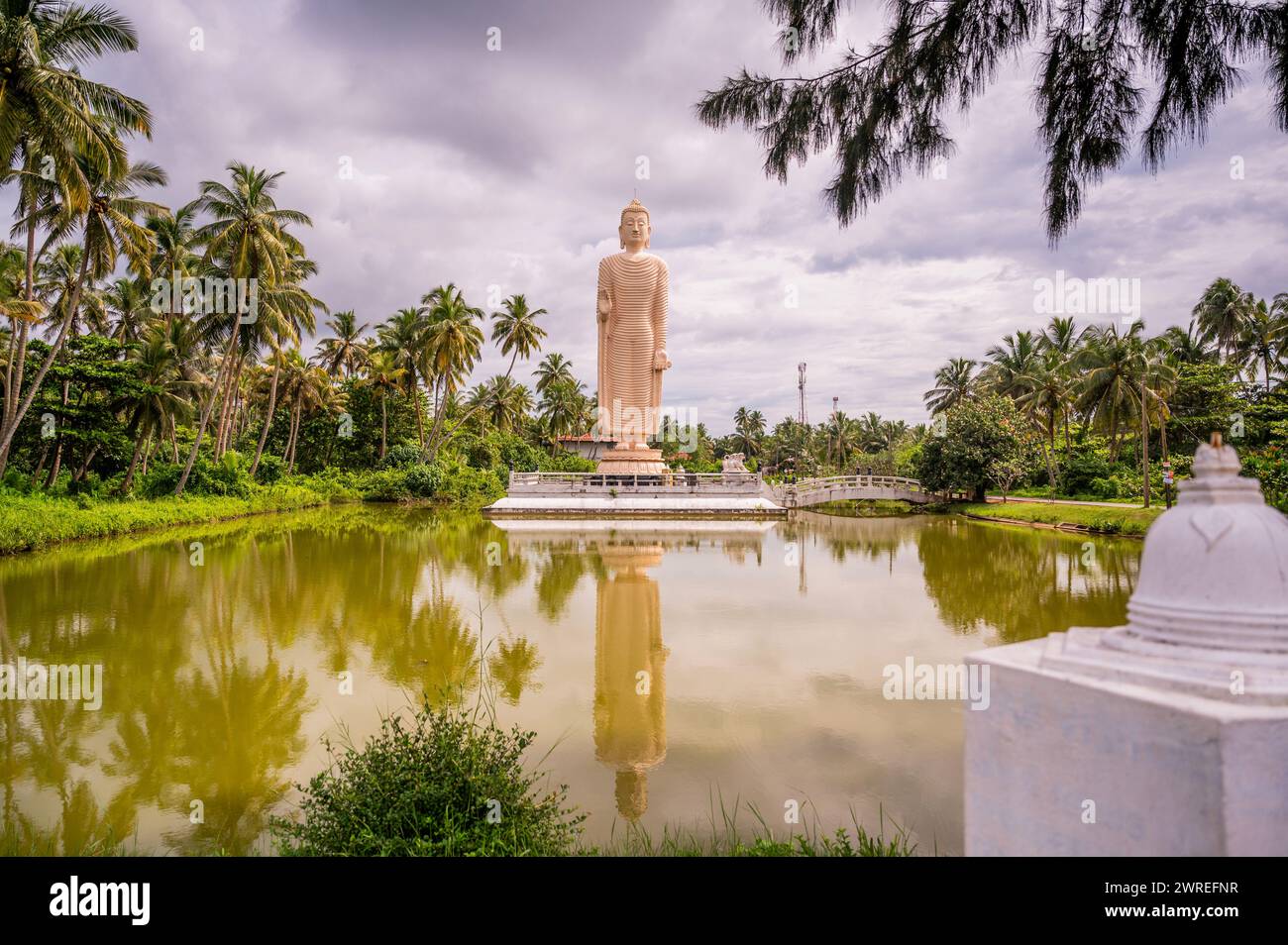 Statua del Buddha di Peralyia sul posto, dove nel 2004 sono state uccise migliaia di persone nel disastro dello tsunami. E' la replica della famosa statua del Buddha di Bamian in AF Foto Stock