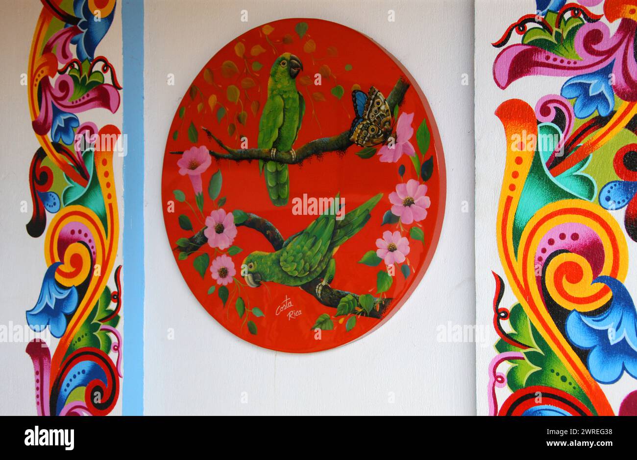 Colorata arte costaricana raffigurante pappagalli amazzonici intarsiati, Amazona auropalliata (Ochrocephala auropalliata), Sarchi, Central Highlands, Costa Ri Foto Stock