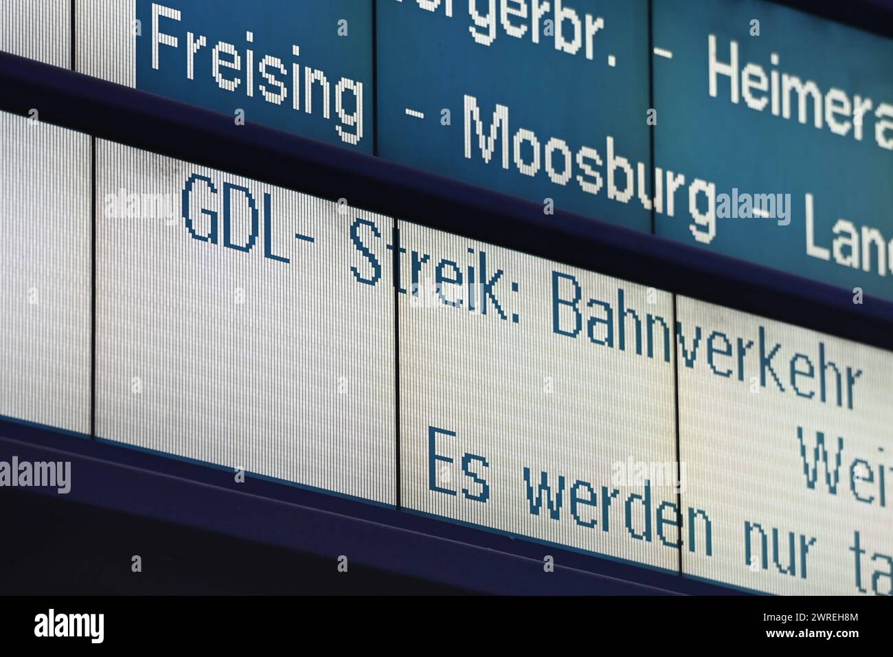 Streik der GDL AM 12.03.2024 am Hauptbahnhof a Monaco. Anzeigetafel mit Hinweis auf den Streik. *** Sciopero della GDL il 12 03 2024 alla stazione centrale di Monaco di Baviera Mostra bordo con informazioni sullo sciopero Foto Stock