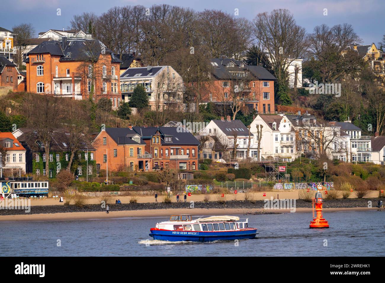 Der Ortsteil Oevelgönne, des Stadtteil Othmarschen, an der Elbe, Elbstrand, Häuser unterhalb der Elbchaussee, Rundfahrtboot, Amburgo, Deutschland Oevelgönne *** il distretto Oevelgönne, del distretto Othmarschen, sull'Elba, la spiaggia dell'Elba, case sotto l'Elbchaussee, tour boat, Amburgo, Germania Oevelgönne Foto Stock