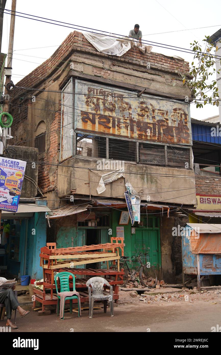 Howrah, Bengala Occidentale, India - 12 marzo 2024: Edificio storico sulla Netaji Subhas Road per fare posto al nuovo sviluppo. Un vecchio edificio fatiscente, loc Foto Stock