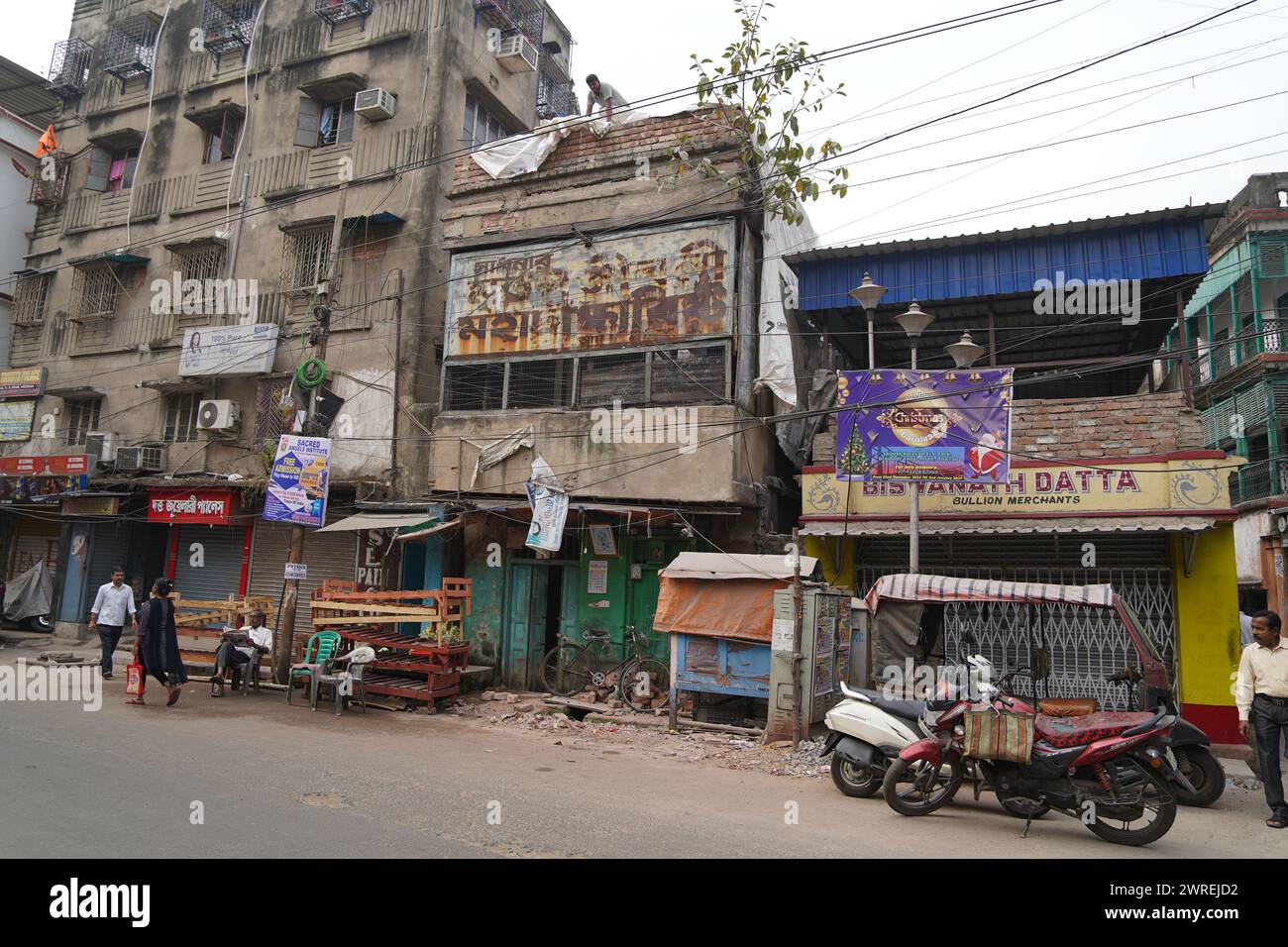 Howrah, Bengala Occidentale, India - 12 marzo 2024: Edificio storico sulla Netaji Subhas Road per fare posto al nuovo sviluppo. Un vecchio edificio fatiscente, loc Foto Stock