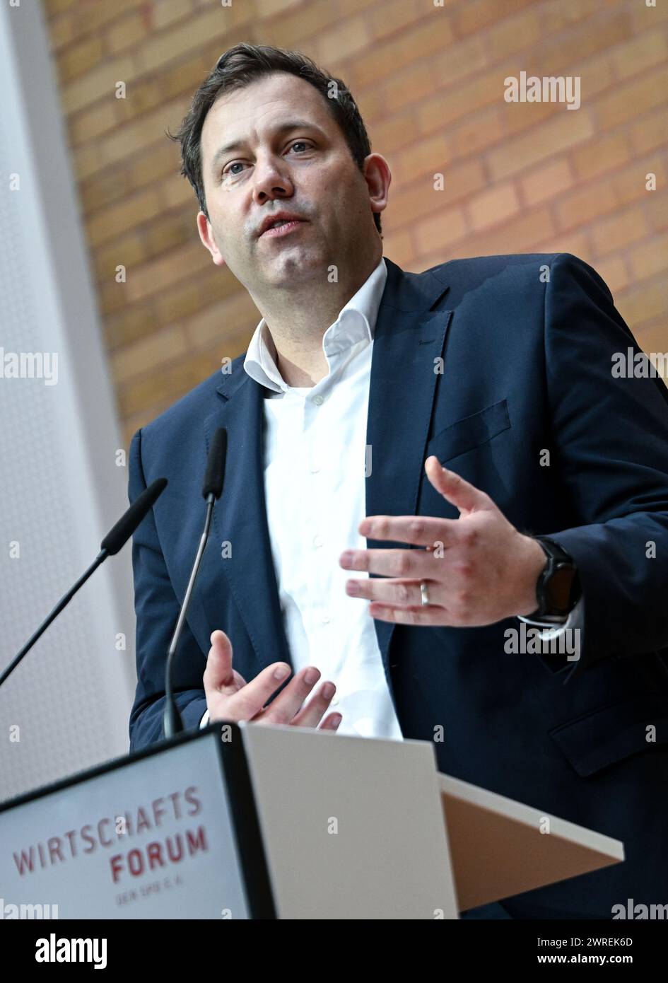 Berlino, Germania. 12 marzo 2024. Lars Klingbeil, presidente federale della SPD, parla alla conferenza economica del Forum economico della SPD. Crediti: Britta Pedersen/dpa/Alamy Live News Foto Stock