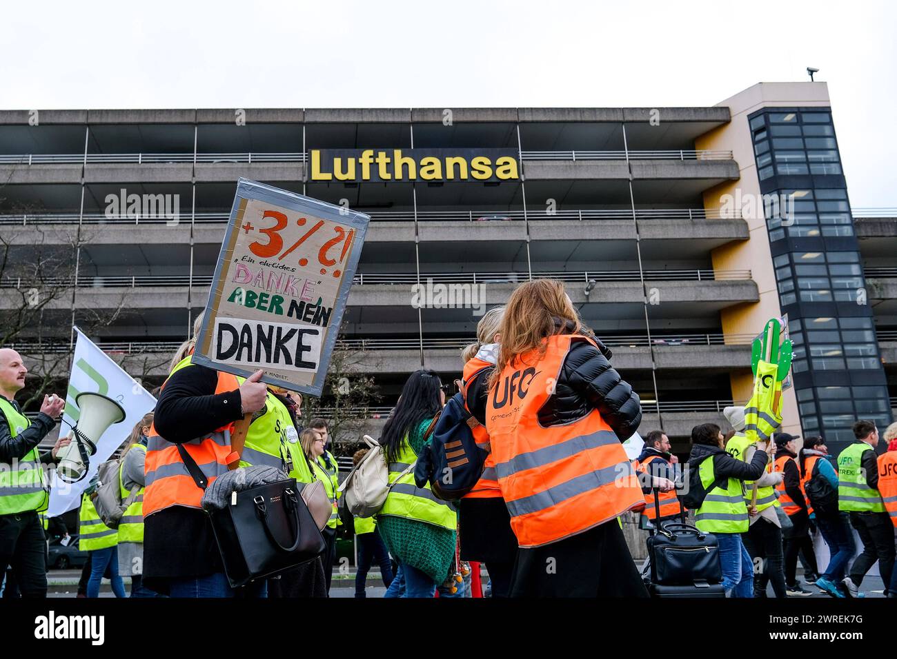 Frankfurt Die Gewerkschaft UFO Unabhaengige Flugbegleiter Organisation Hat das Kabinenpersonal der Lufthansa zu einem Streik aufgerufen. Francoforte sul meno, 12.03.2024 Lufthansa Flugbegleiter demonstrieren mit Fahnen vor dem Lufthansa Aviation Center, Die Gewerkschaft UFO Unabhaengige Flugbegleiter Organisation Hat das Kabinenpersonal der Lufthansa zu einem Streik aufgerufen. Francoforte sul meno, 12.03.2024 *** Francoforte il sindacato UFO Unabhaengige Flugbegleiter Organisation ha invitato l'equipaggio di cabina della Lufthansa a colpire Francoforte sul meno, 12 03 2024 Lufthansa assistenti di volo demonstra Foto Stock