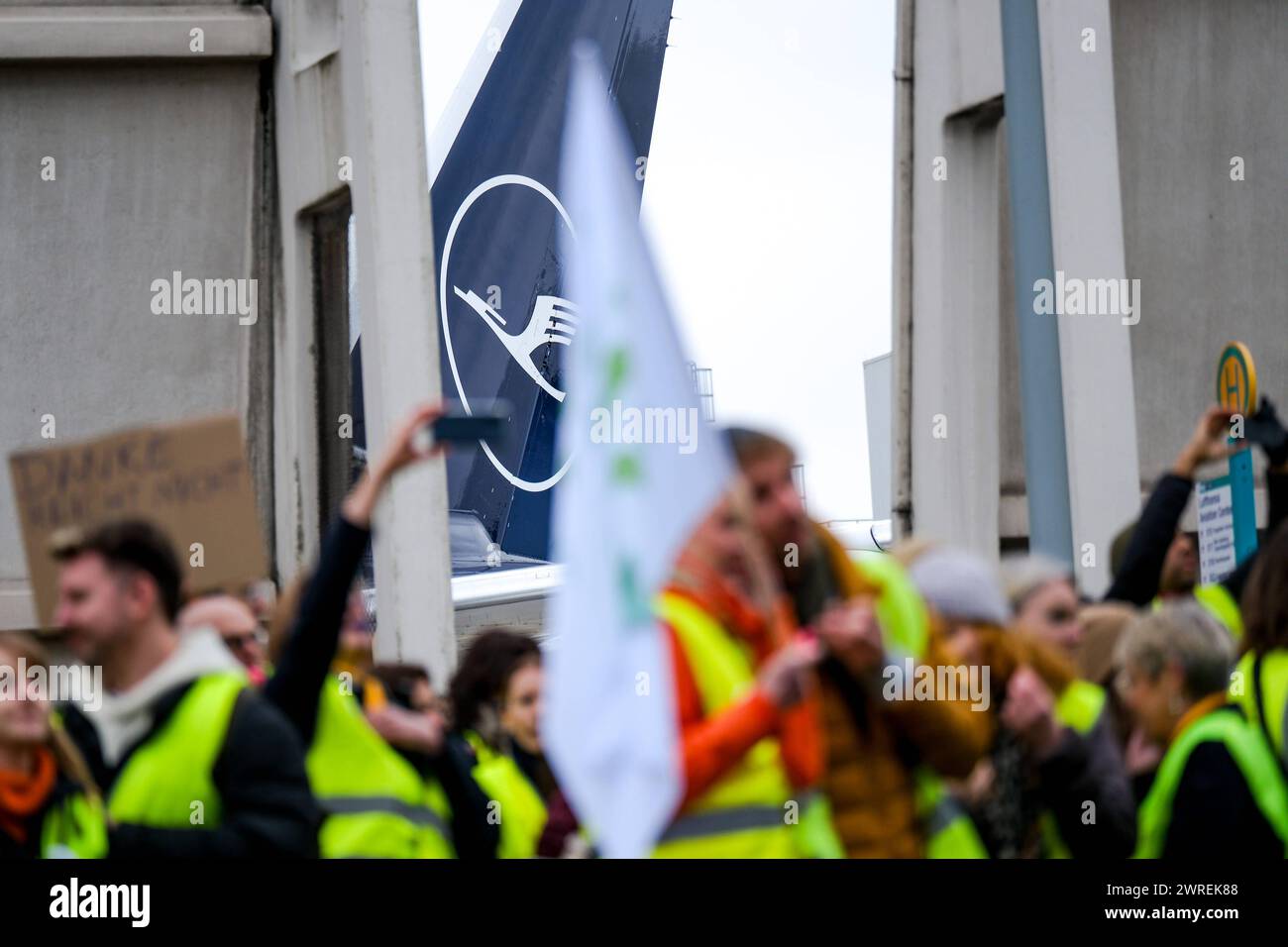 Frankfurt Die Gewerkschaft UFO Unabhaengige Flugbegleiter Organisation Hat das Kabinenpersonal der Lufthansa zu einem Streik aufgerufen. Francoforte sul meno, 12.03.2024 Lufthansa Flugbegleiter demonstrieren mit Fahnen vor dem Lufthansa Aviation Center, Die Gewerkschaft UFO Unabhaengige Flugbegleiter Organisation Hat das Kabinenpersonal der Lufthansa zu einem Streik aufgerufen. Francoforte sul meno, 12.03.2024 *** Francoforte il sindacato UFO Unabhaengige Flugbegleiter Organisation ha invitato l'equipaggio di cabina della Lufthansa a colpire Francoforte sul meno, 12 03 2024 Lufthansa assistenti di volo demonstra Foto Stock