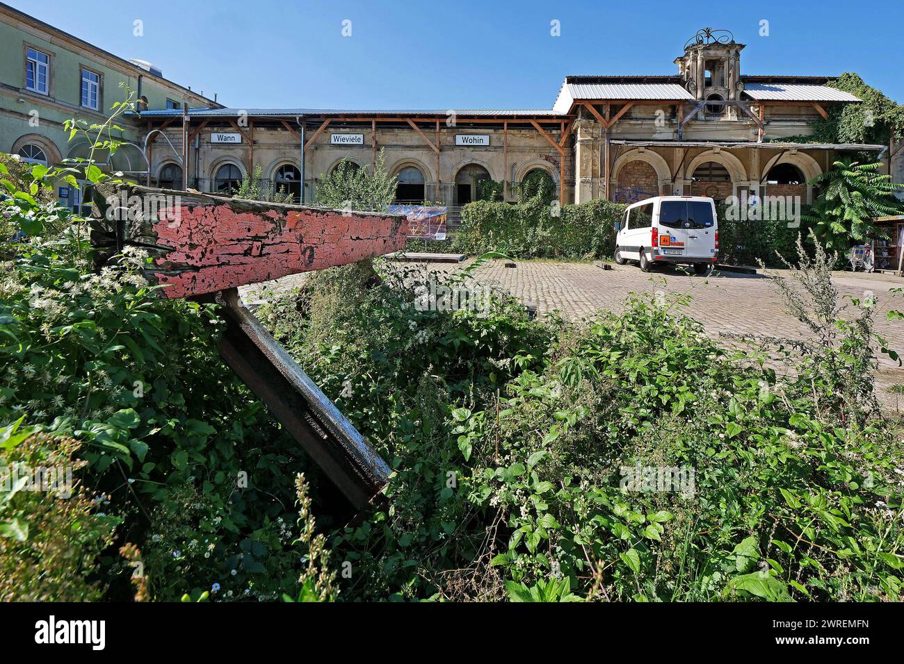 Der ehemalige Leipziger Bahnhof a Dresda- Neustadt Vom alten Leipziger Bahnhof a Dresda-Neustadt fanden 1942 und 1943 die deportation der jüdischen Mitbürger aus dem Regierungsbezirk Dresden-Bautzen statt. Hier War der Ausgangspunkt zweier Deportationszüge nach riga und Auschwitz-Birkena mit ca. 1,800 Deportierten. Dresden-Neustadt Sachsen Deutschland *** l'ex stazione ferroviaria di Lipsia a Dresda Neustadt la deportazione di cittadini ebrei dal distretto amministrativo di Dresda Bautzen ha avuto luogo dalla vecchia stazione ferroviaria di Lipsia a Dresda Neustadt nel 1942 e nel 1943 questo era il Foto Stock