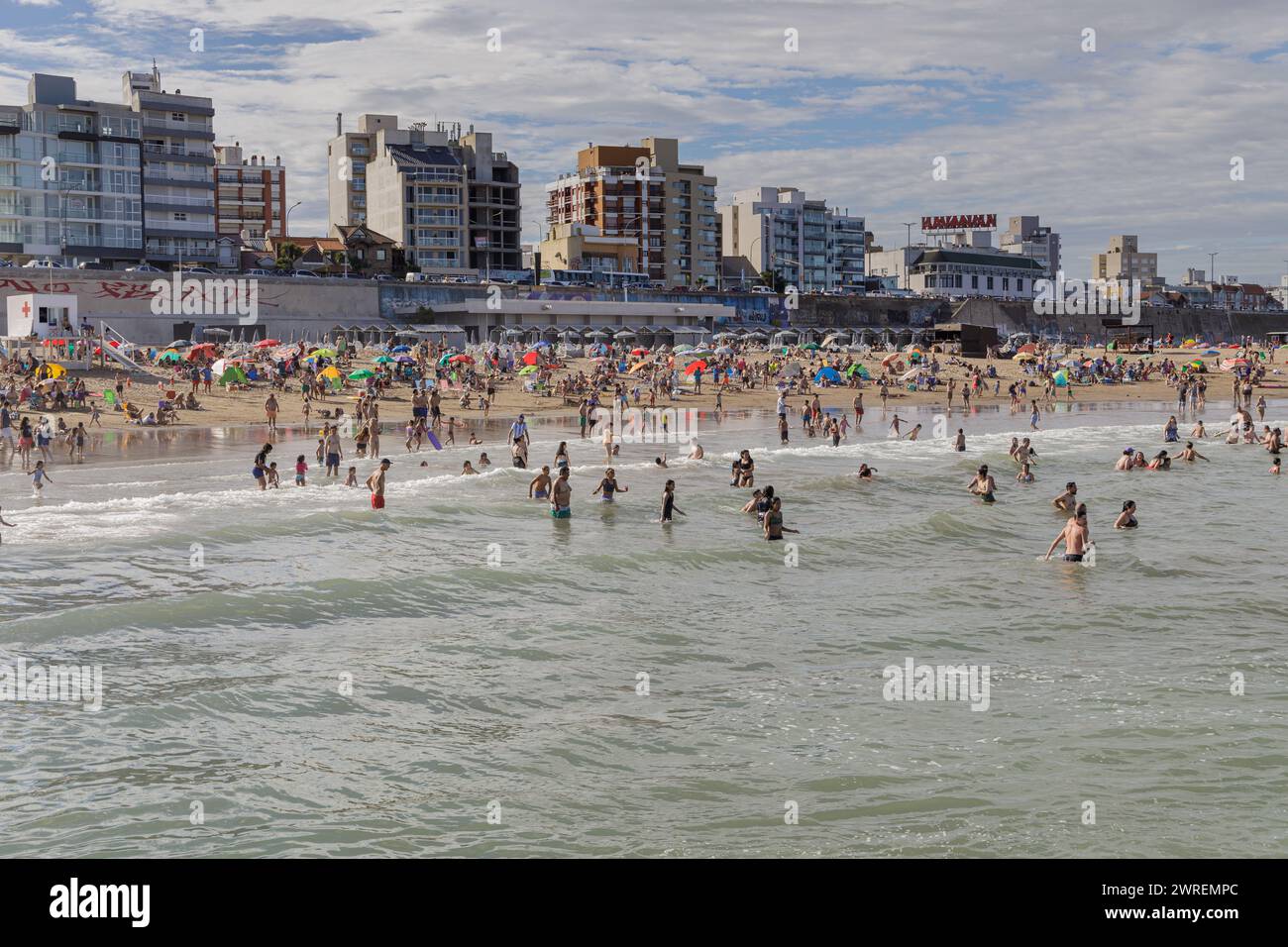 Mar del Plata, Argentina - 15 gennaio 2024: Persone che nuotano alla spiaggia Stella Maris di Mar del Plata. Foto Stock