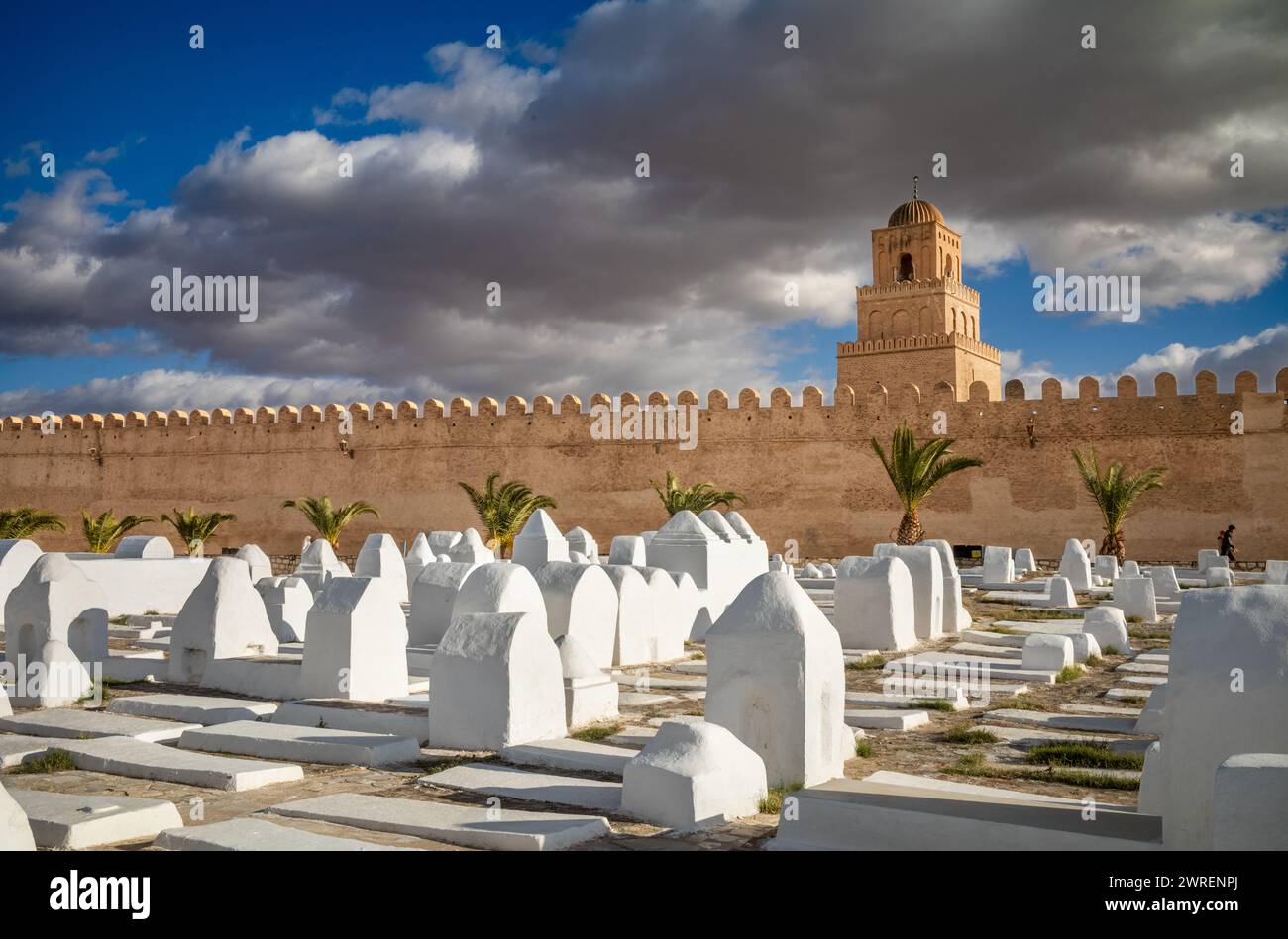 Il cimitero Ouled Farhane vicino alla grande Moschea di Kairouan, o Moschea di Uqba, a Kairouan, in Tunisia. La moschea è un sito patrimonio dell'umanità dell'UNESCO Foto Stock