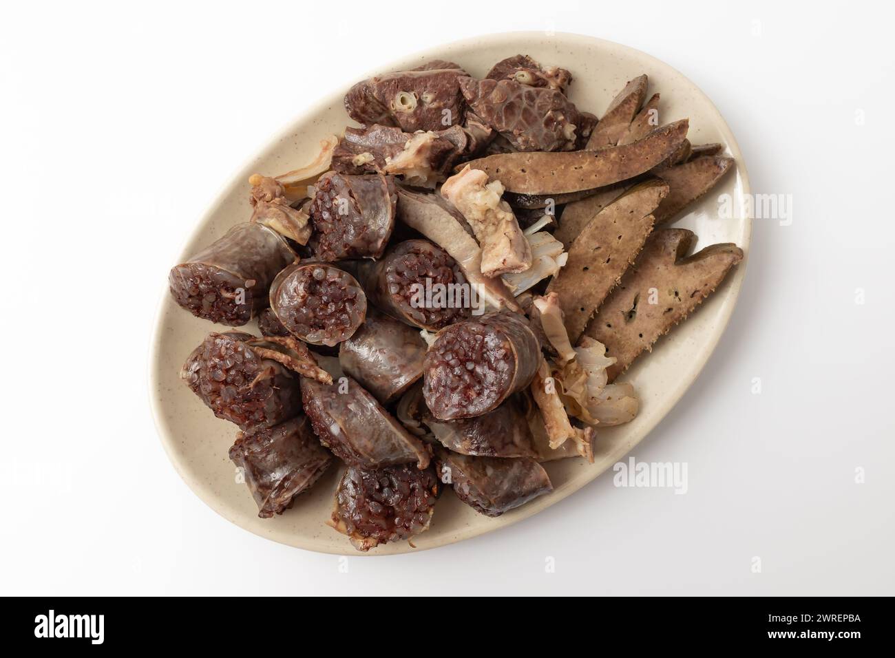 Sundae e intestini di maiale su sfondo bianco Foto Stock