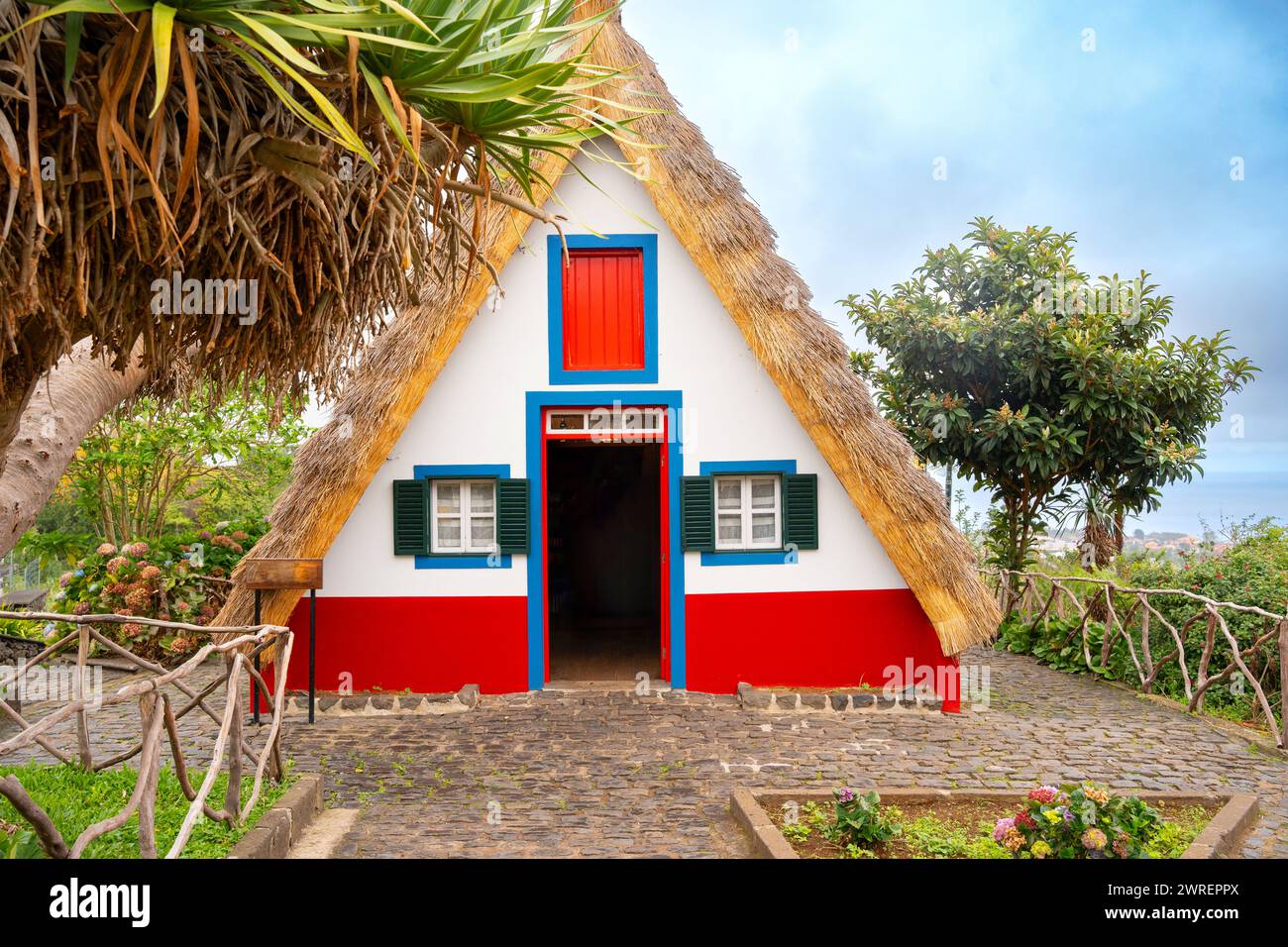 Tradizionale casa rurale a Santana, Madeira, Portogallo Foto Stock