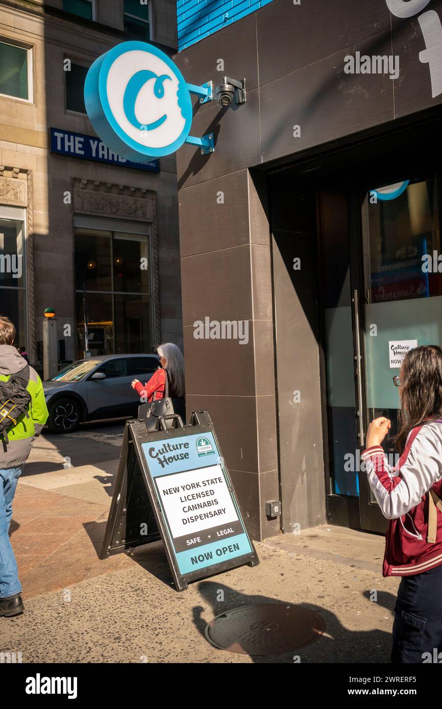 Il distributore di marijuana su licenza di Culture House a Herald Square a New York è stato visto venerdì 8 marzo 2024. ( © Richard B. Levine) Foto Stock