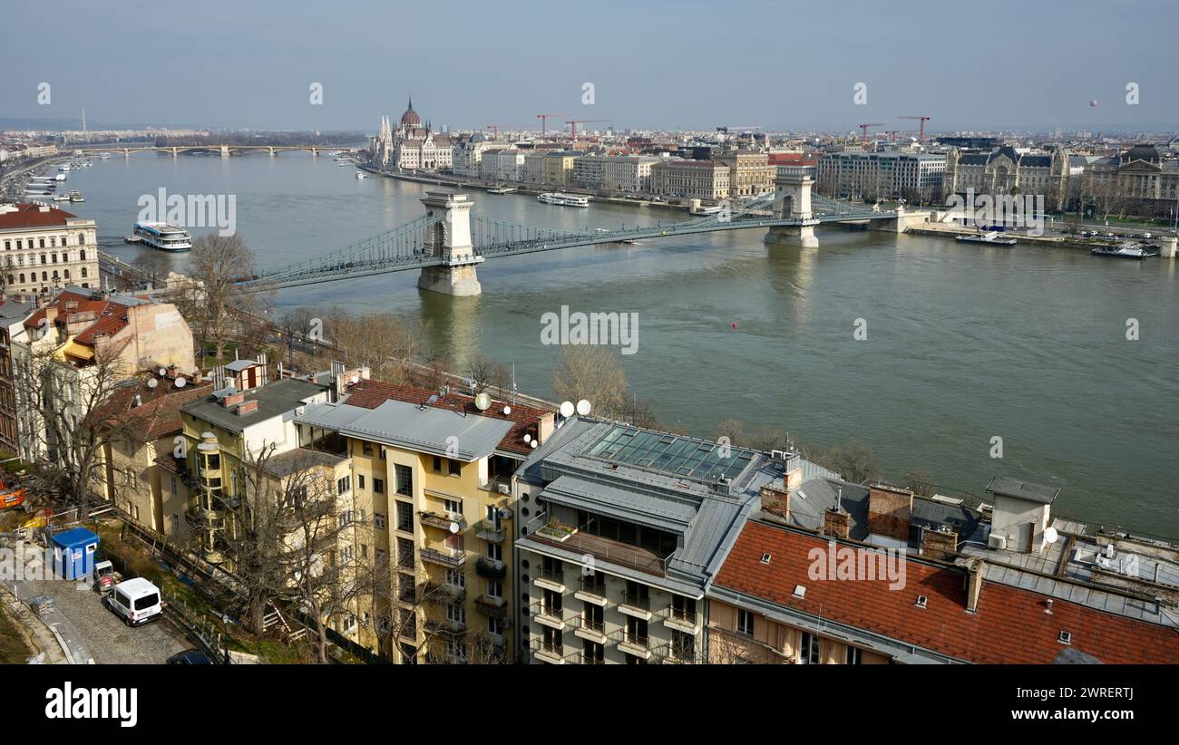 Il Danubio e il Ponte delle catene di Széchenyi visti dal Castello di Buda. Foto Stock