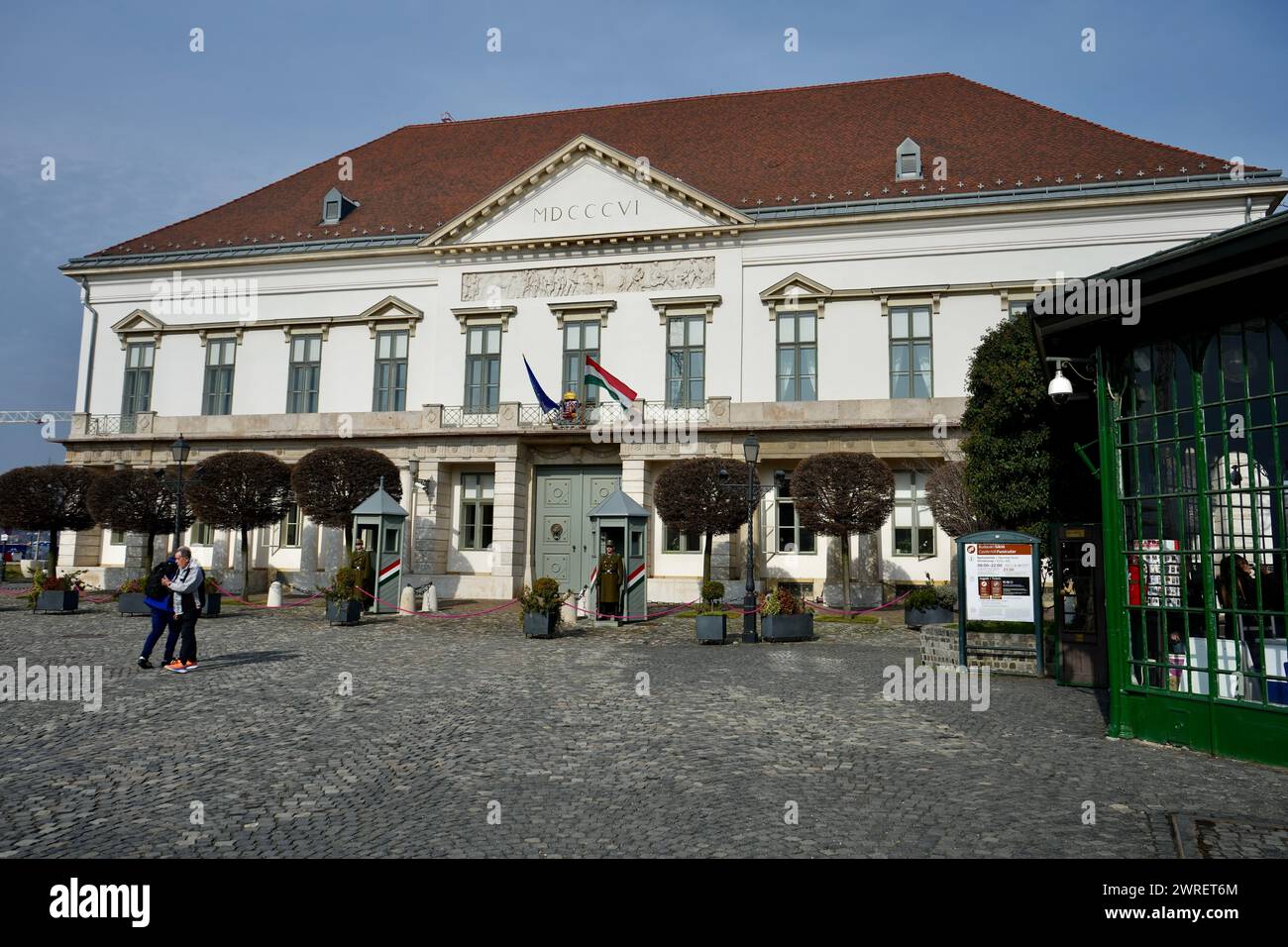 La locomotiva della funicolare con il Palazzo Sándor e le guardie alle spalle. Foto Stock