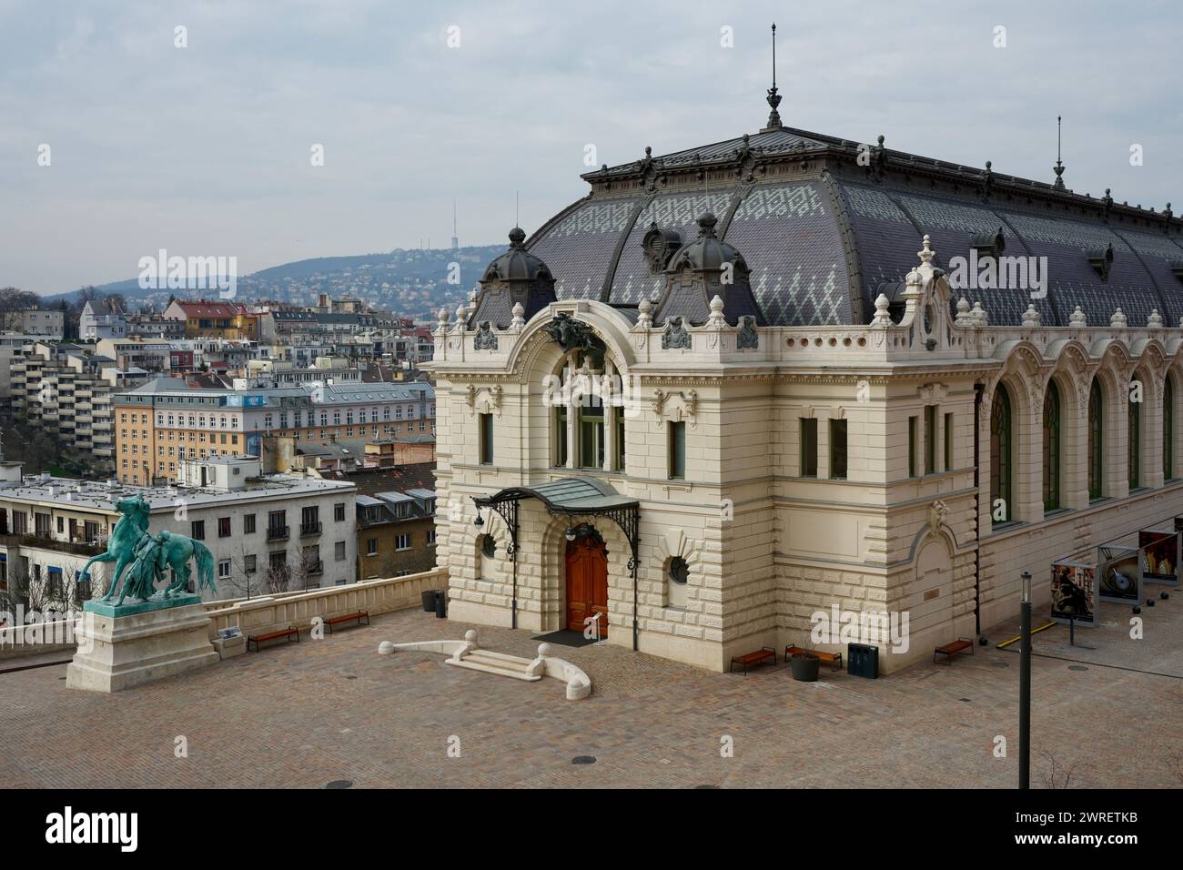 La riedificata Royal Riding Hall (Királyi lovarda) presso il castello di Buda. Foto Stock