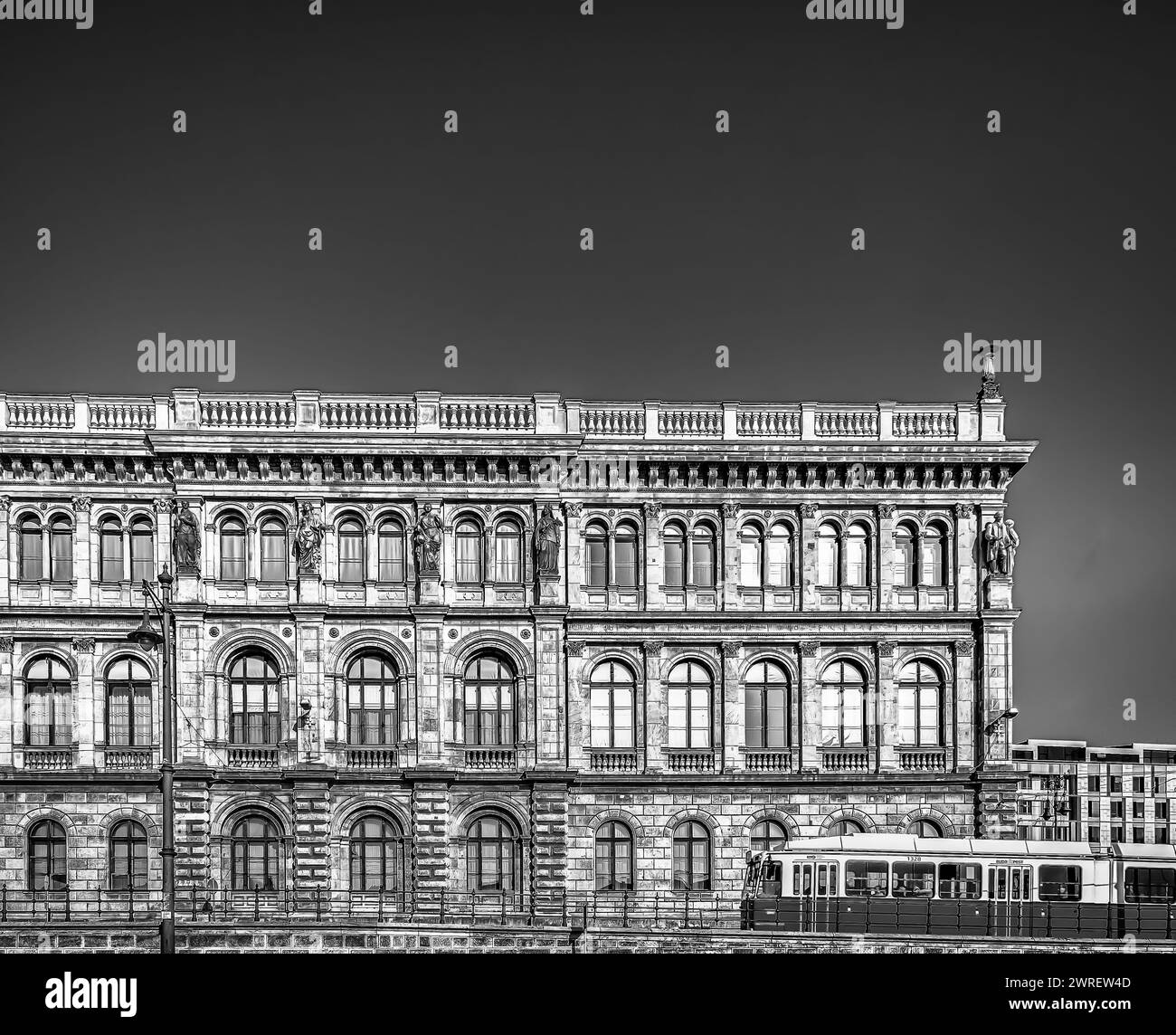 Budapest, Ungheria, 17 marzo 2020, vista di un tram che passa dall'Accademia ungherese delle Scienze e dall'Accademia Club Foto Stock