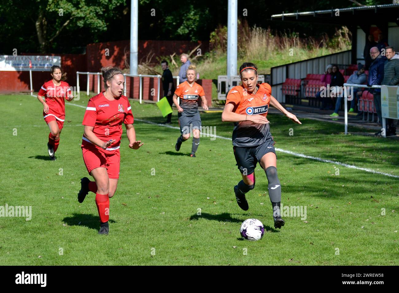 Briton Ferry, Galles. 23 settembre 2018. Katy Hosford delle Swansea City Ladies attacca durante l'Orchard Welsh Premier Women's League match tra Briton Ferry Llansawel Ladies e Swansea City Ladies a Old Road a Briton Ferry, Galles, Regno Unito, il 23 settembre 2018. Crediti: Duncan Thomas/Majestic Media. Foto Stock Briton Ferry, Galles. 23 settembre 2018. Katy Hosford delle Swansea City Ladies attacca durante l'Orchard Welsh Premier Women's League match tra Briton Ferry Llansawel Ladies e Swansea City Ladies a Old Road a Briton Ferry, Galles, Regno Unito, il 23 settembre 2018. Crediti: Duncan Thomas/Majestic Media. Foto Stock