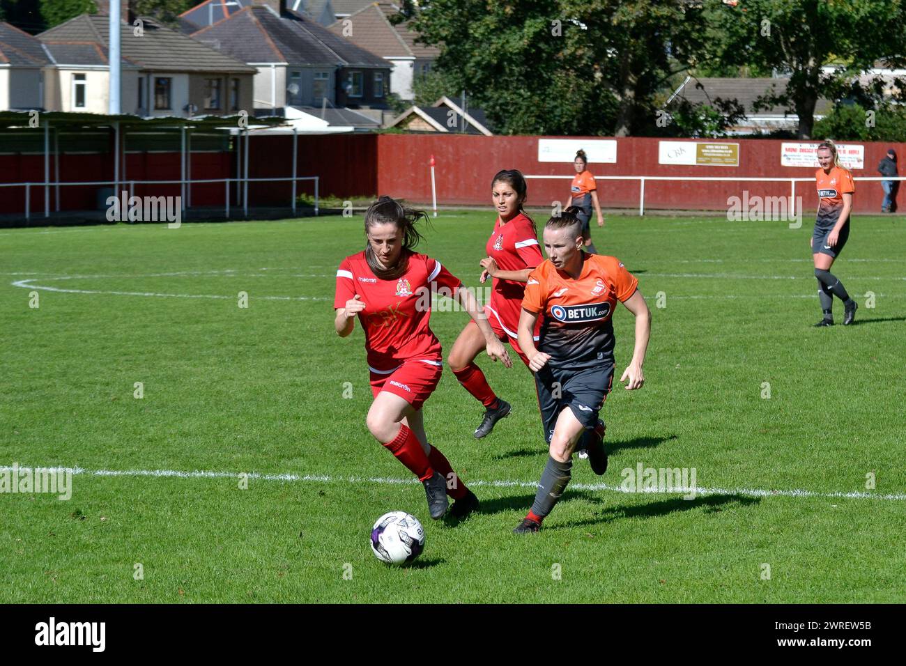 Briton Ferry, Galles. 23 settembre 2018. Megan Kearle di Briton Ferry Llansawel Ladies sfida per il possesso con Stacey John-Davis di Swansea City Ladies durante l'Orchard Welsh Premier Women's League match tra Briton Ferry Llansawel Ladies e Swansea City Ladies a Old Road a Briton Ferry, Galles, Regno Unito, il 23 settembre 2018. Crediti: Duncan Thomas/Majestic Media. Foto Stock