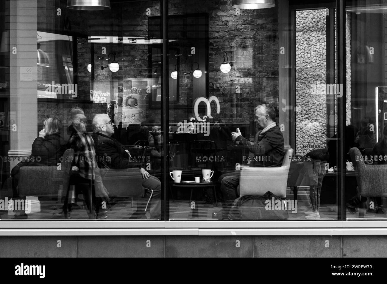 Amici che si ritrovano in un bar a Newcastle upon Tyne Foto Stock