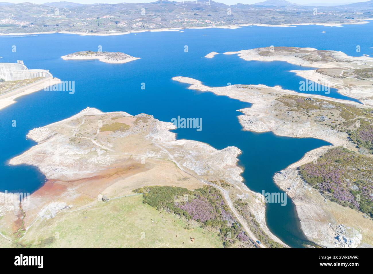 Vista aerea da un drone del bacino idrico di Pisoes alto Rabagao, regione di tras-os-montes. consiglio di Montalegre. Nord del Portogallo Foto Stock
