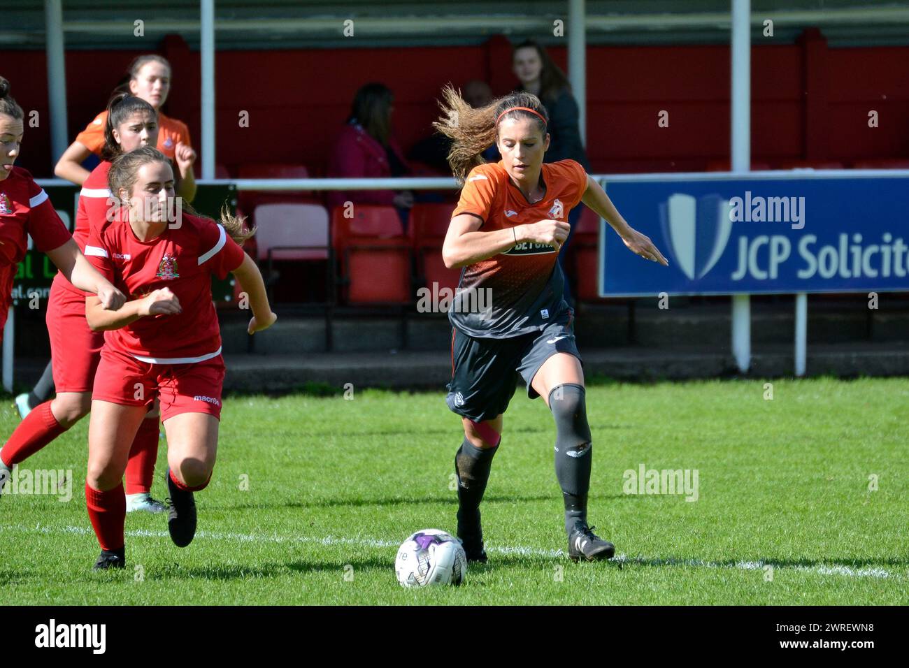 Briton Ferry, Galles. 23 settembre 2018. Katy Hosford di Swansea City Ladies on the ball durante la partita di Orchard Welsh Premier Women's League tra Briton Ferry Llansawel Ladies e Swansea City Ladies a Old Road a Briton Ferry, Galles, Regno Unito, il 23 settembre 2018. Crediti: Duncan Thomas/Majestic Media. Foto Stock Briton Ferry, Galles. 23 settembre 2018. Katy Hosford di Swansea City Ladies on the ball durante la partita di Orchard Welsh Premier Women's League tra Briton Ferry Llansawel Ladies e Swansea City Ladies a Old Road a Briton Ferry, Galles, Regno Unito, il 23 settembre 2018. Crediti: Duncan Thomas/Majestic Media. Foto Stock