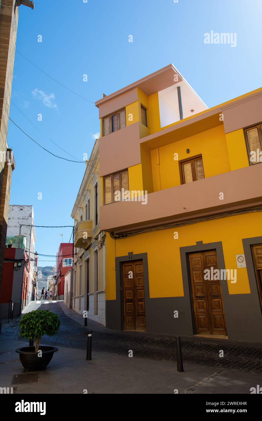 Una strada con case nel centro storico di Galdar, sull'isola Canaria di Gran Canaria in Spagna Foto Stock