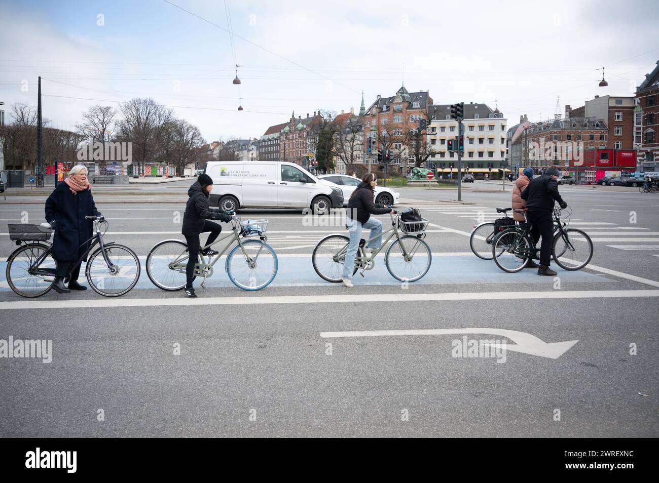 Ciclisti al semaforo di Copenaghen, Danimarca, dove molti danesi pedalano Foto Stock