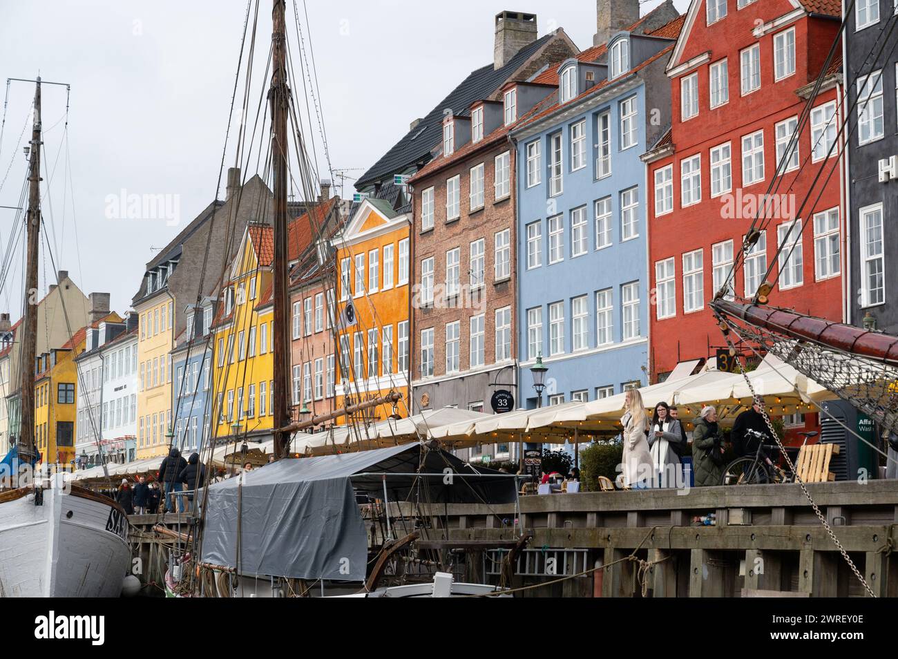 Nyhavn, letteralmente Porto nuovo, famoso per le sue case dai colori vivaci e i ristoranti di Copenhagen in Danimarca. Da qui i turisti possono fare escursioni sui canali Foto Stock