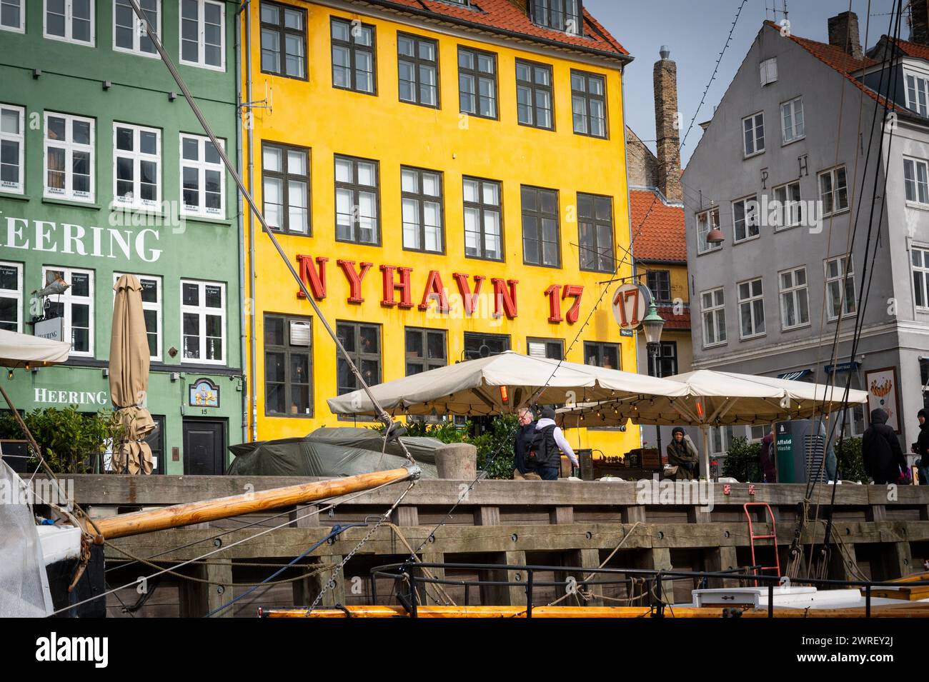 Nyhavn, letteralmente Porto nuovo, famoso per le sue case dai colori vivaci e i ristoranti di Copenhagen in Danimarca. Da qui i turisti possono fare escursioni sui canali Foto Stock