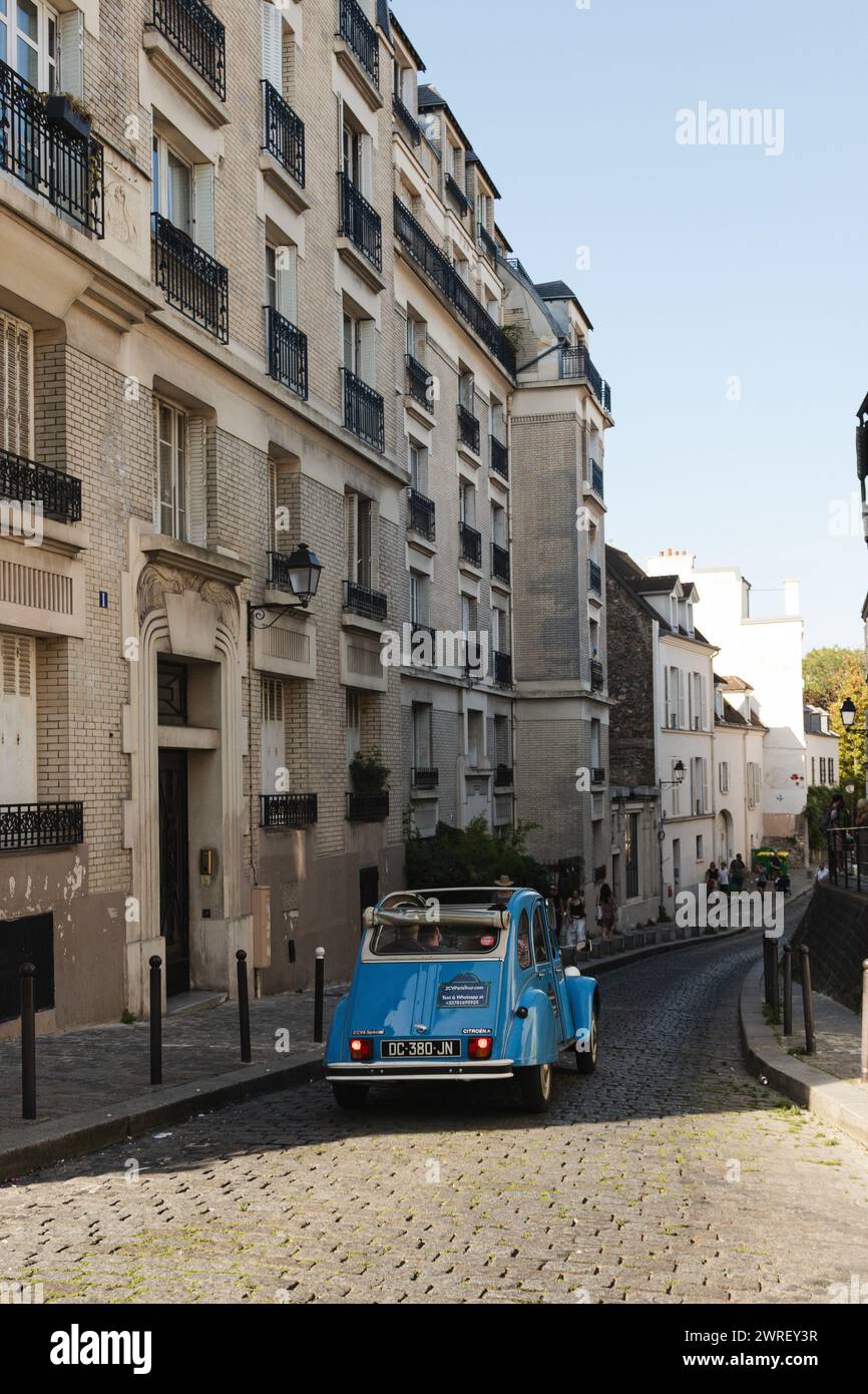 Blue Citroen 2CV Paris Street Foto Stock
