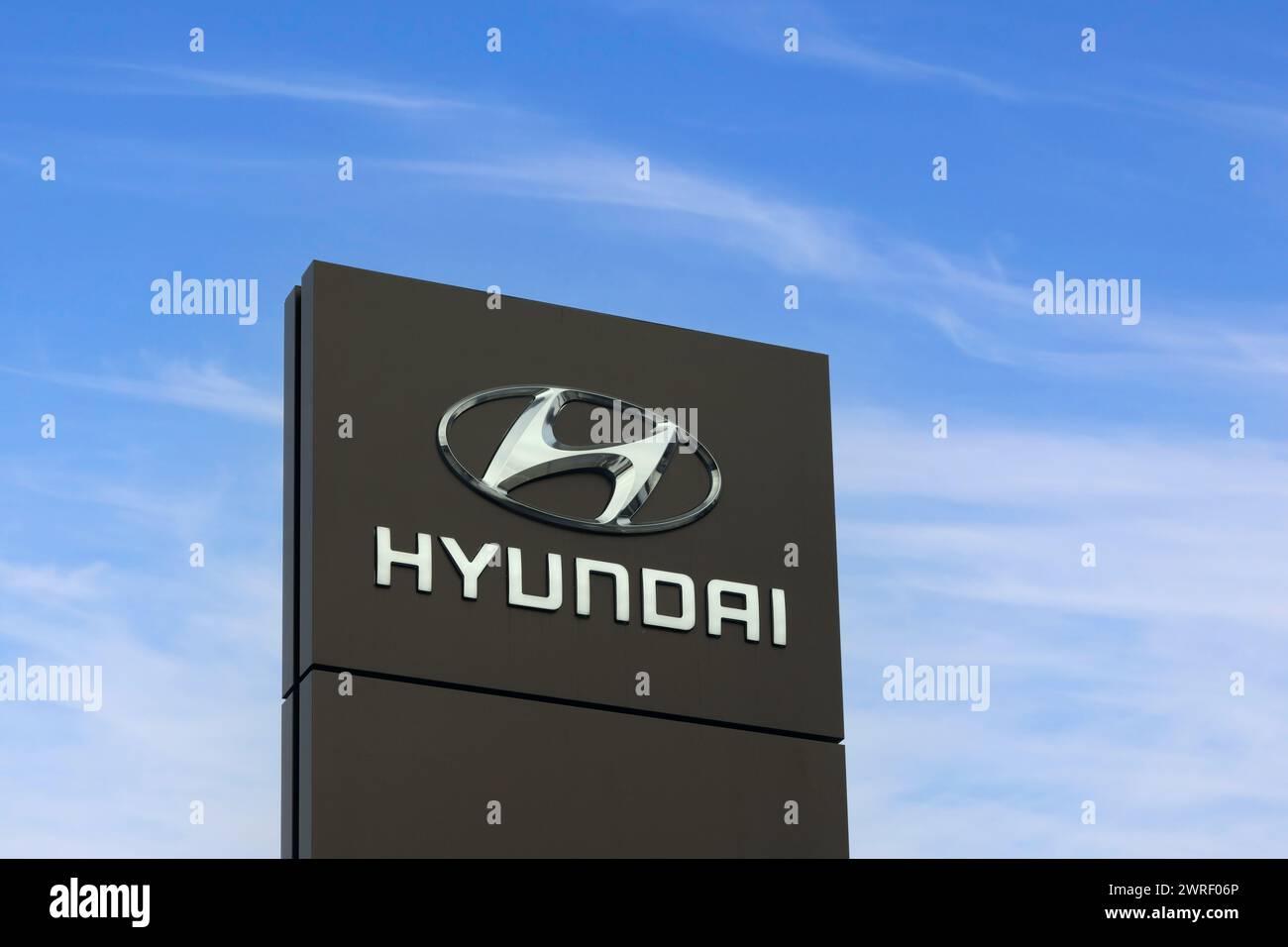Logo Hyundai Motor Company all'esterno della concessionaria. Hyundai è una multinazionale sudcoreana produttrice di automobili. Salo, Finlandia. 10 marzo 2024. Foto Stock