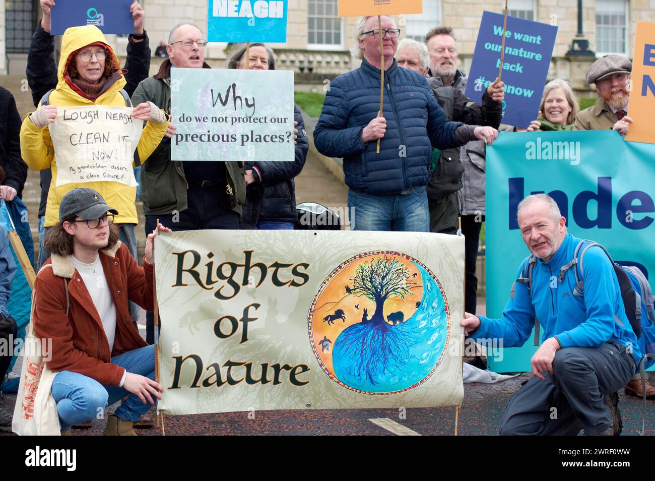 Belfast, Regno Unito 12 03 2024 manifestanti a Stomont Parliament Buildings parte della campagna Save Lough Neagh Belfast Irlanda del Nord Credit: HeadlineX/Alamy Live News Foto Stock