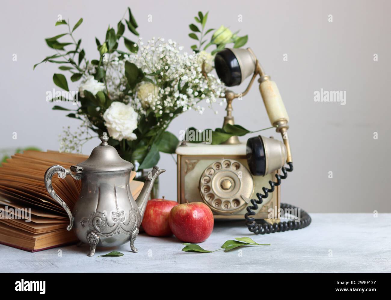 Stile retrò STILL Life con un libro aperto su una scrivania. Foto ravvicinata di oggetti d'epoca. Foto Stock