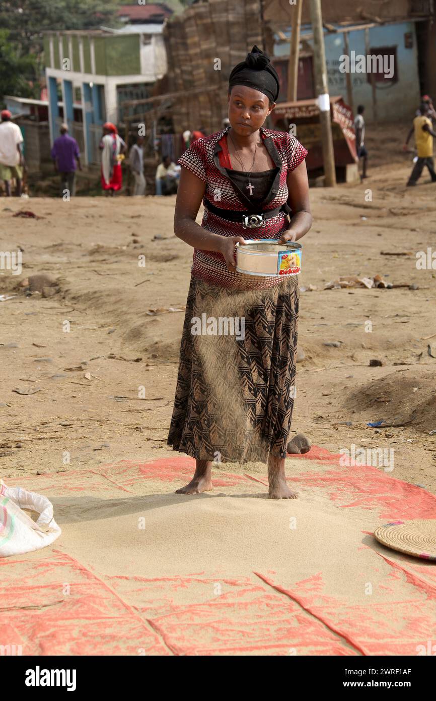 TURMI, ETIOPIA - NOVEMER 20, 2011: Unidentified ethiopian Woman Touches a sorghum in a Street Market, Turmi, 20 novembre 2011. Foto Stock