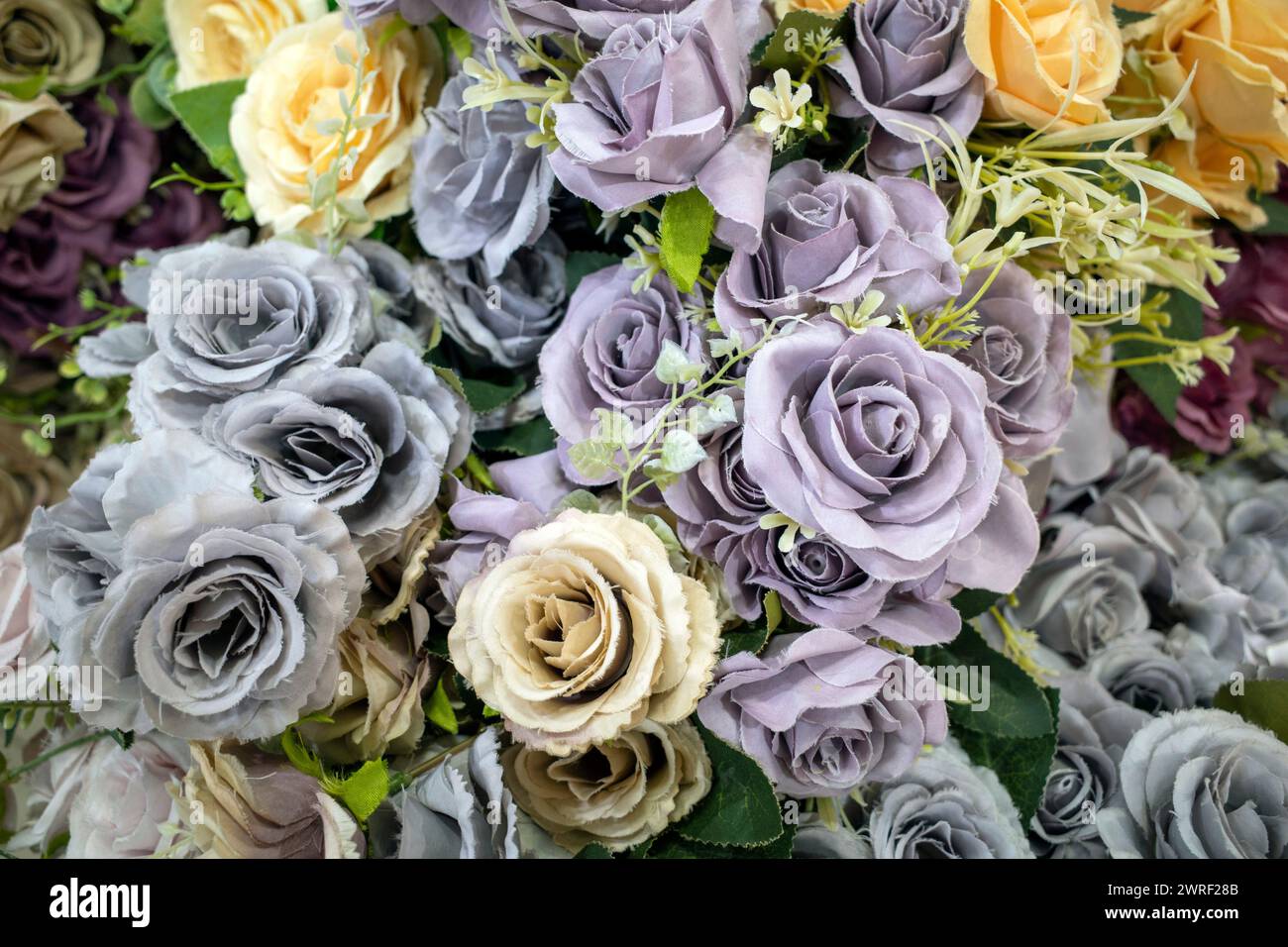Rose colorate in tessuto, rose imitazioni in plastica, con messa a fuoco superficiale. Foto Stock