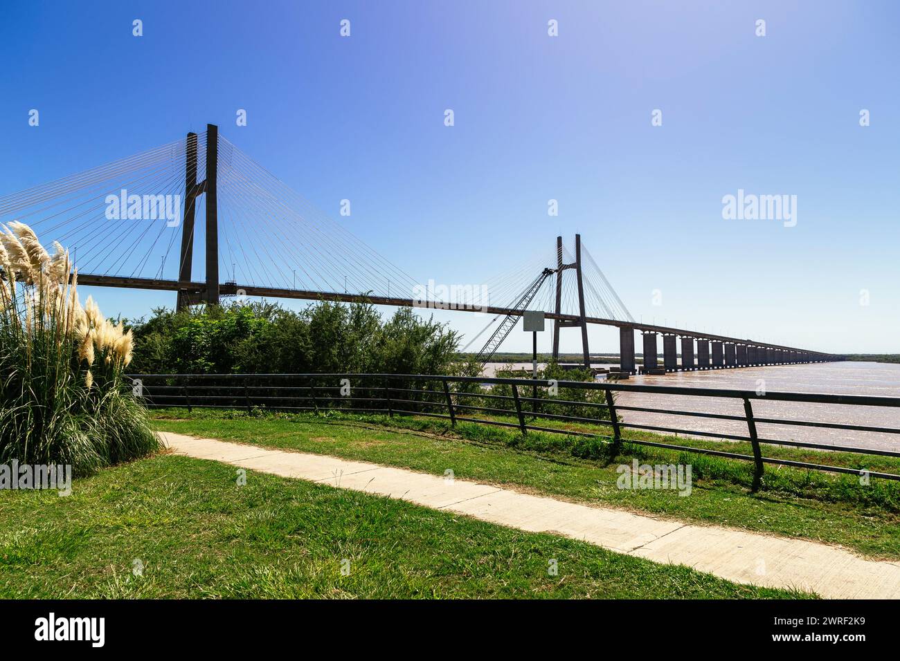Rosario, Santa Fe, Argentina. Vista panoramica sul fiume Parana e sul Ponte Rosario - Victoria. Foto Stock
