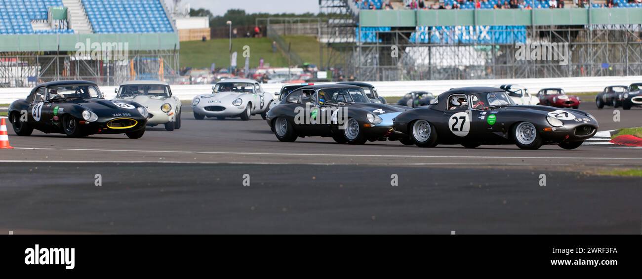 John Pearson, Richard Kent e Graeme Dodd, alla guida della loro e-Type, durante l'MRL Big Cat Challenge Trophy Race, al Silverstone Festival 2023 Foto Stock