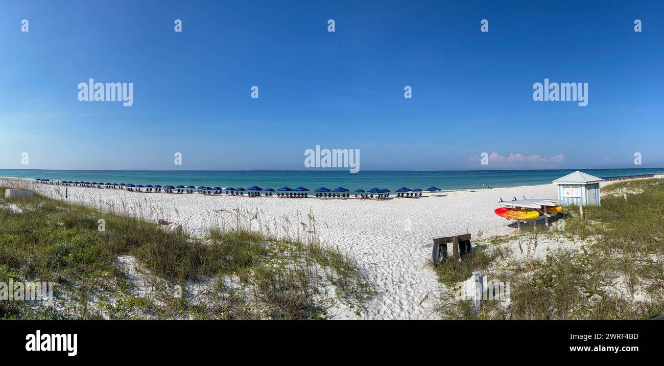 Rosemary Beach, Florida USA - 2 agosto 2023: La spiaggia desolata vicino a Rosemary Beach, Florida, lungo l'autostrada 30A in una luminosa giornata estiva. Foto Stock