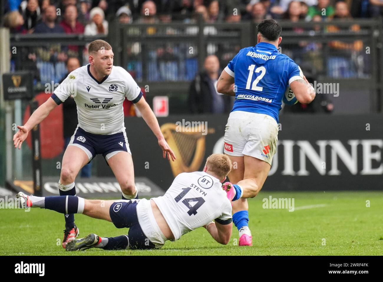 Roma, Italia. 9 marzo 2024. Tommaso Menoncello dell'Italia viene affrontato da Kyle Steyn della Scozia durante la partita internazionale di rugby a 15 del Guinness Six Nations 2024 tra Italia e Scozia allo Stadio Olimpico. Punteggio finale: Italia 31 - 29 Scozia. (Foto di Stefano Costantino/SOPA Images/Sipa USA) credito: SIPA USA/Alamy Live News Foto Stock