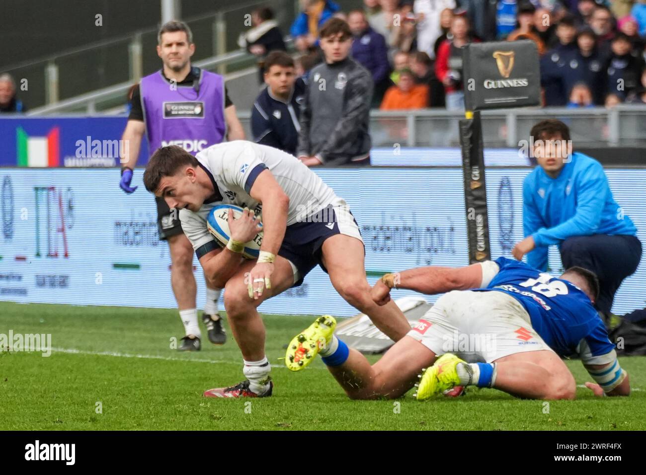 Roma, Italia. 9 marzo 2024. Cameron Redpath di Scozia è affrontato dall'Italia Giosue Zilocchi durante la partita internazionale di rugby a 15 del Guinness Six Nations 2024 tra Italia e Scozia allo Stadio Olimpico. Punteggio finale: Italia 31 - 29 Scozia. (Foto di Stefano Costantino/SOPA Images/Sipa USA) credito: SIPA USA/Alamy Live News Foto Stock