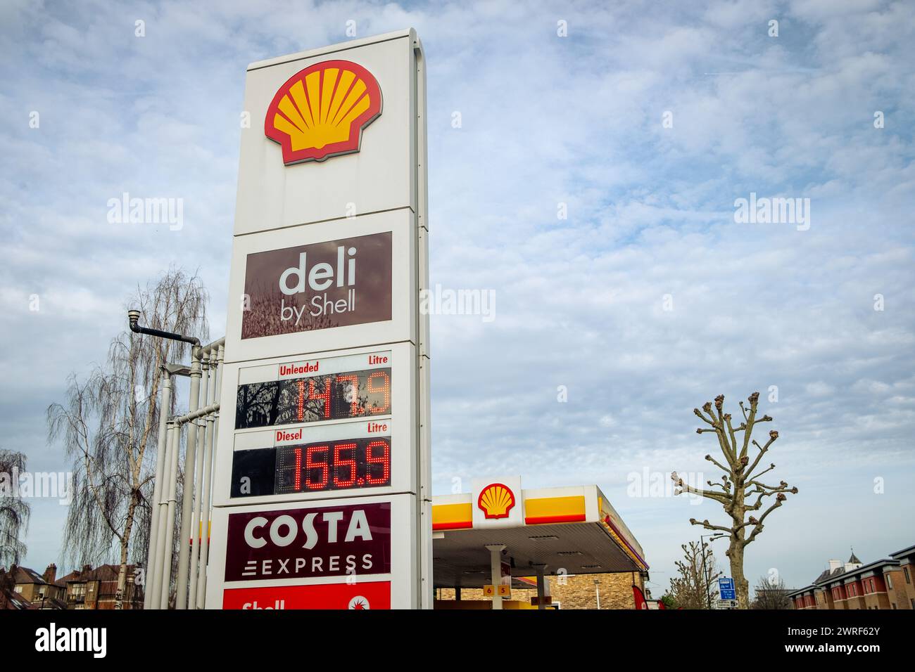 LONDRA - 15 FEBBRAIO 2024: Cartello della stazione di rifornimento con Deli by Shell e prezzi del carburante, Londra ovest Foto Stock
