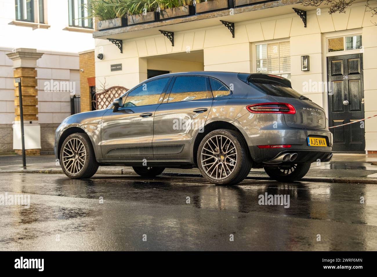 LONDRA - 19 FEBBRAIO 2024: Porsche Macan S parcheggiata nell'esclusiva London Street Foto Stock